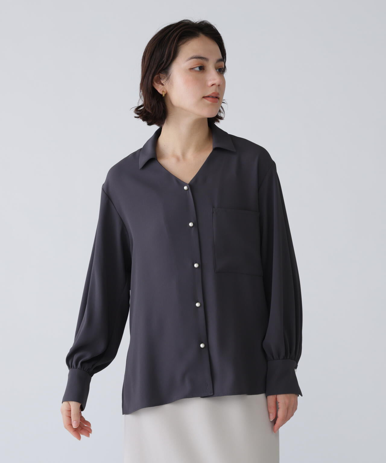 【365ユーティリティ】“みんなの声をカタチにした”速乾2WAYパールボタンボウブラウス