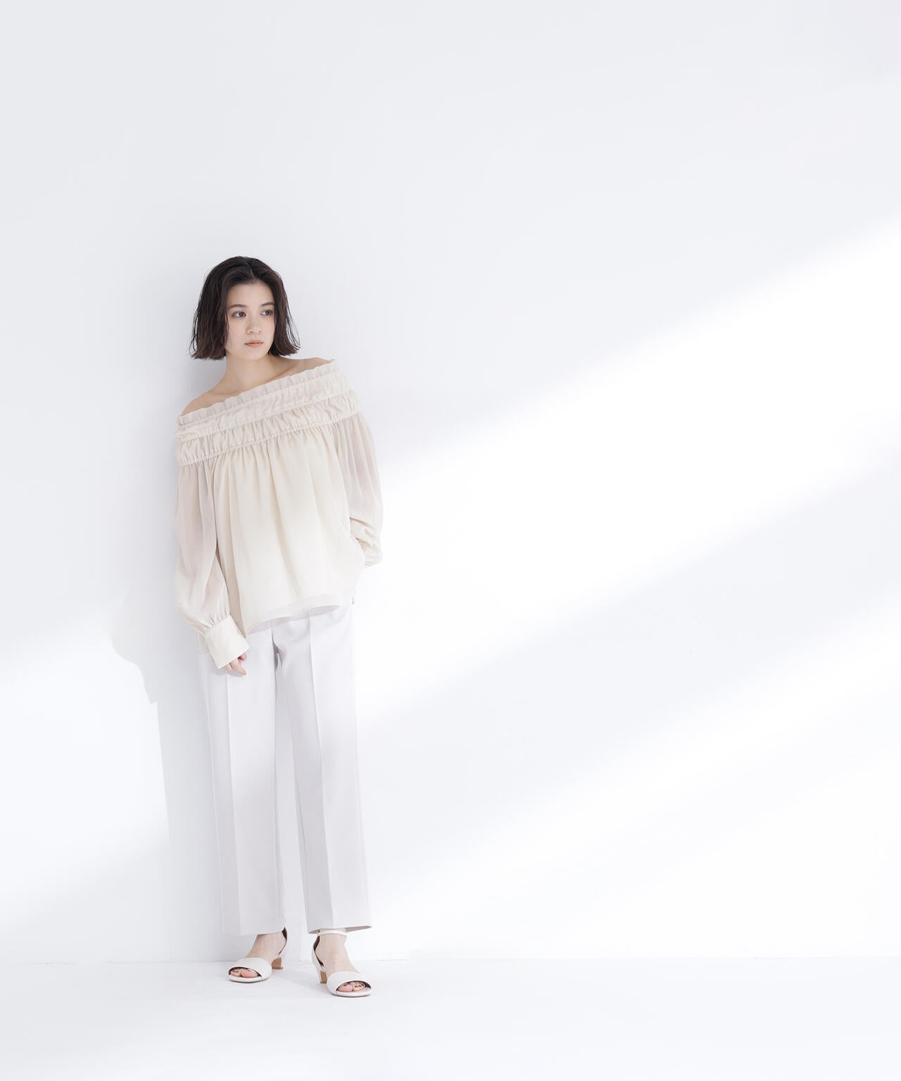 スタイルアップストレートパンツ