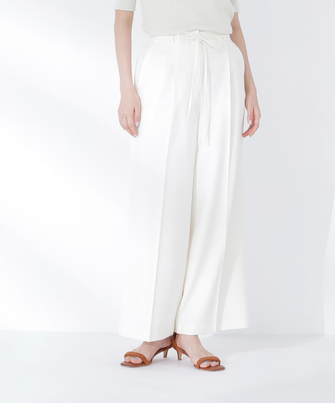 身長165　B:80 W:59 / H:85 / S:23.5 着用サイズ：M