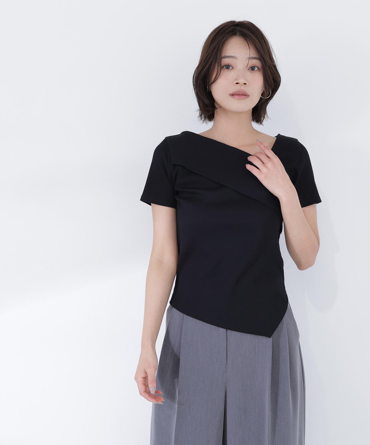 【6/5～6/7 オンライン限定2buy10%OFF対象】アシメネックリブカットソー