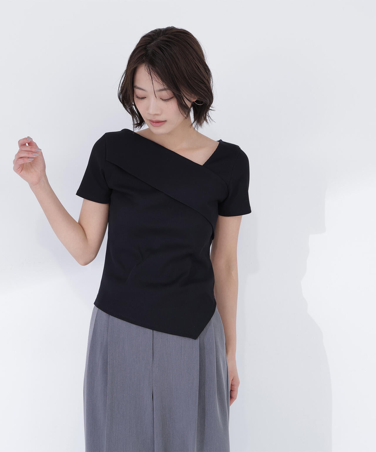 【6/5～6/7 オンライン限定2buy10%OFF対象】アシメネックリブカットソー