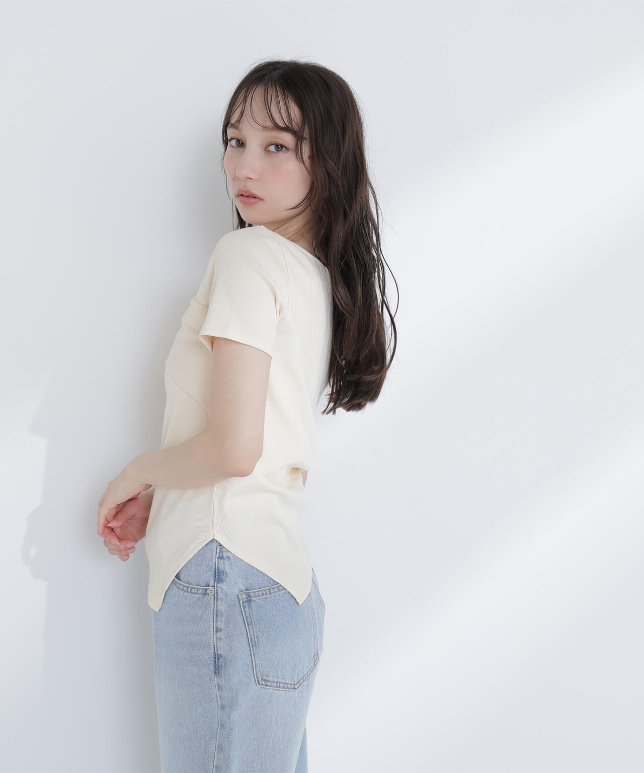 【6/5～6/7 オンライン限定2buy10%OFF対象】アシメネックリブカットソー
