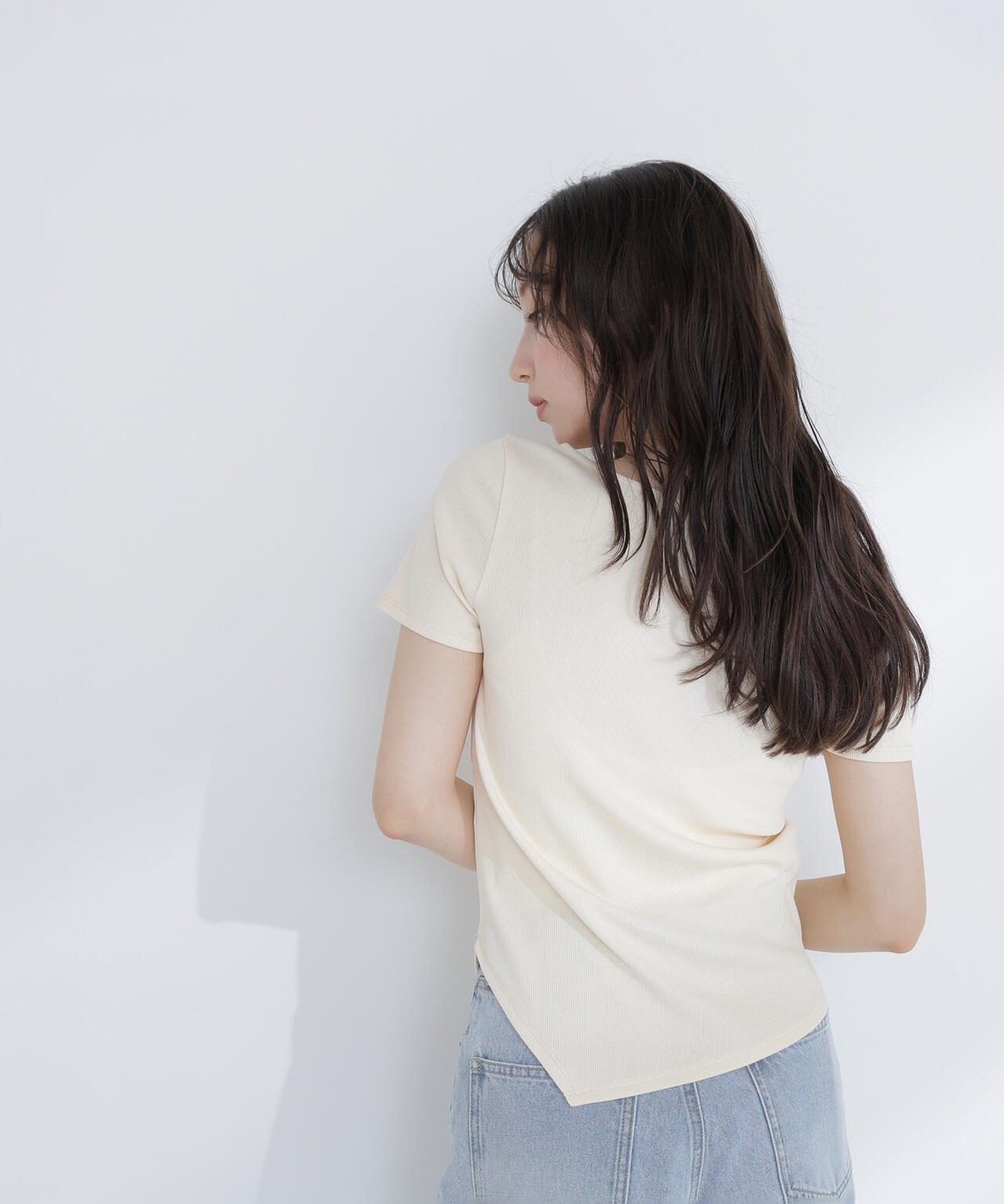 【6/5～6/7 オンライン限定2buy10%OFF対象】アシメネックリブカットソー