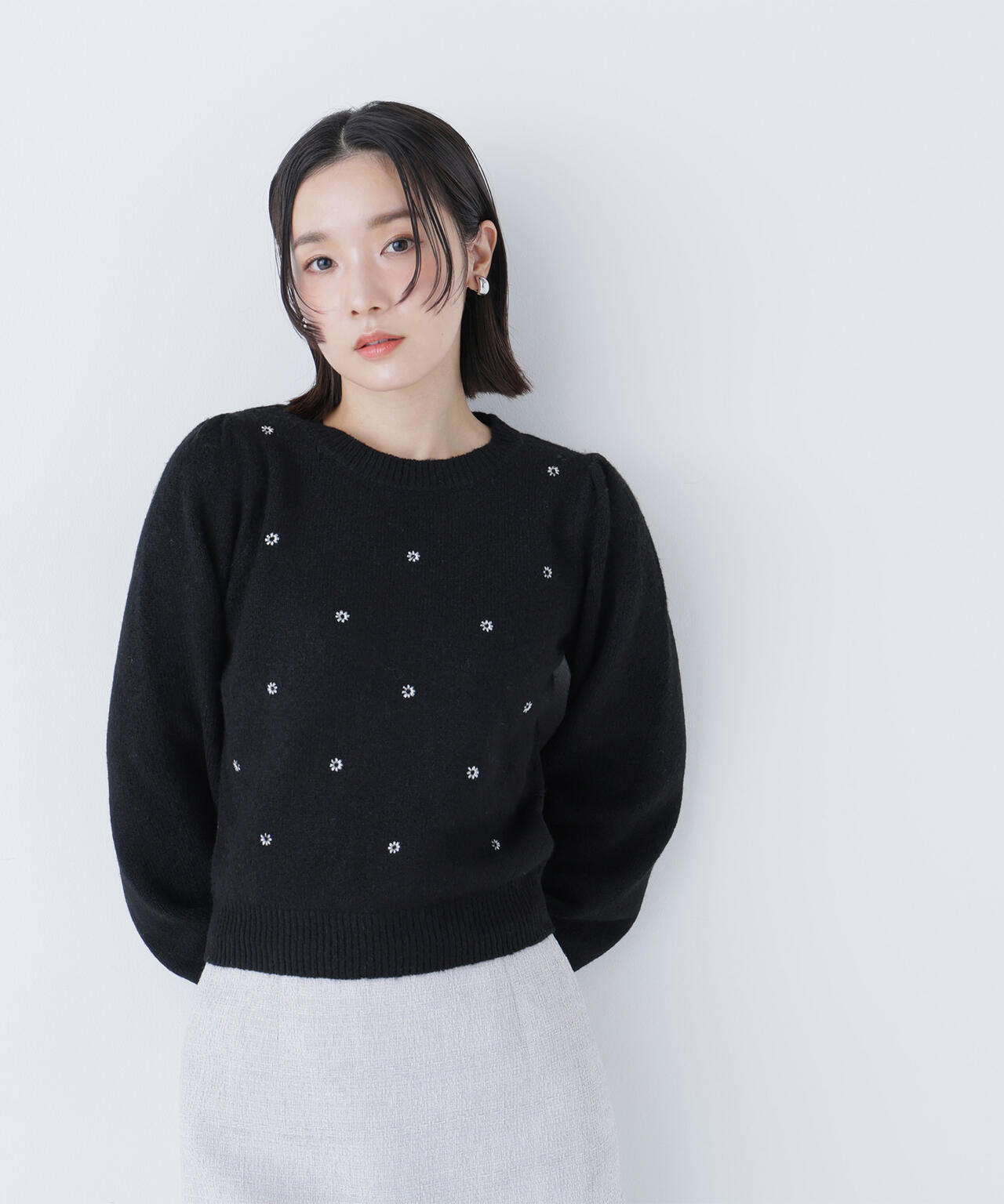 極美品 Black＆White 刺繍 フラッグデザイン ニット セール】 【WEB限定】〈手洗い可能〉フラワー 刺繍 デザイン ニット