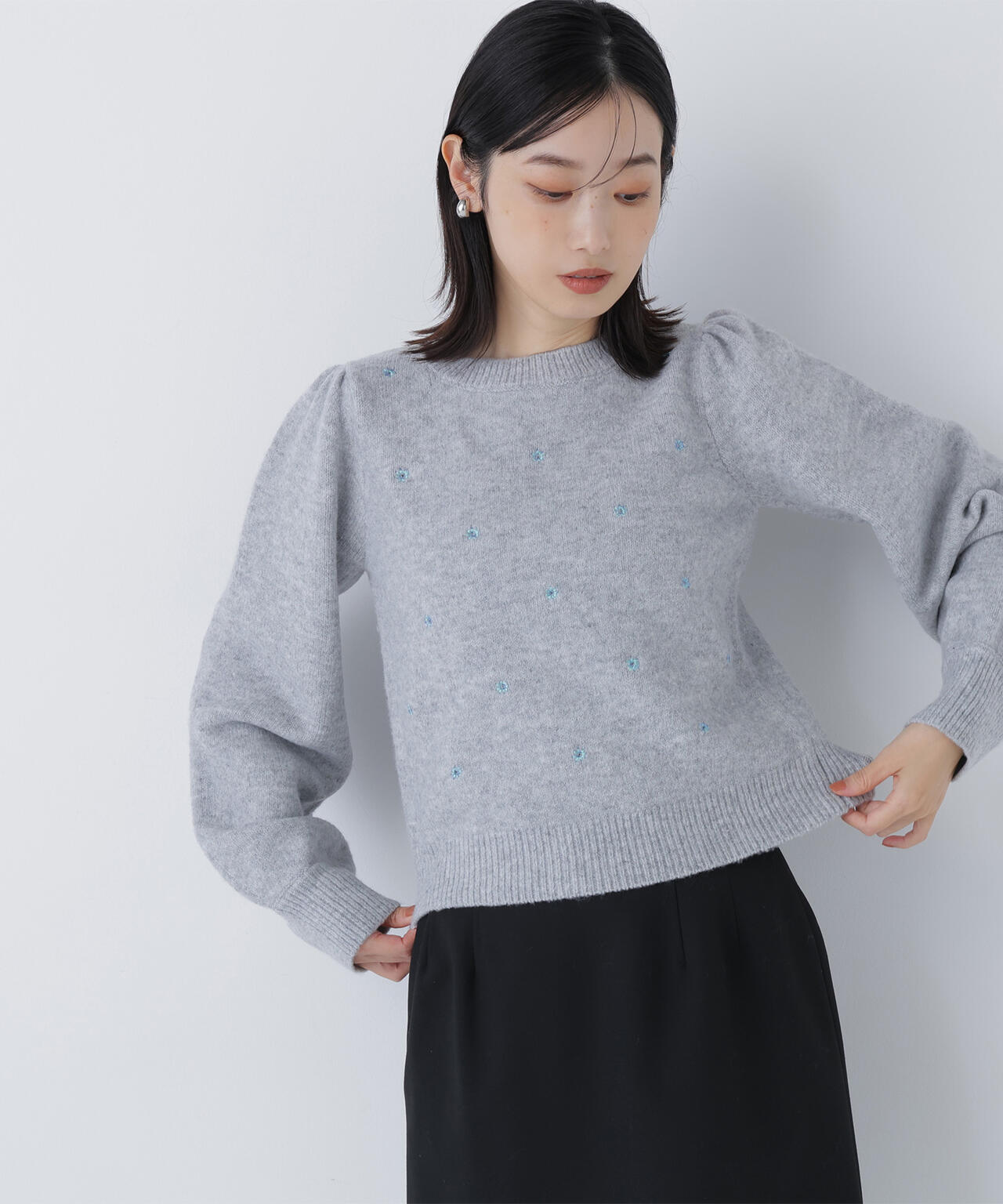 フラワー刺繍ニット