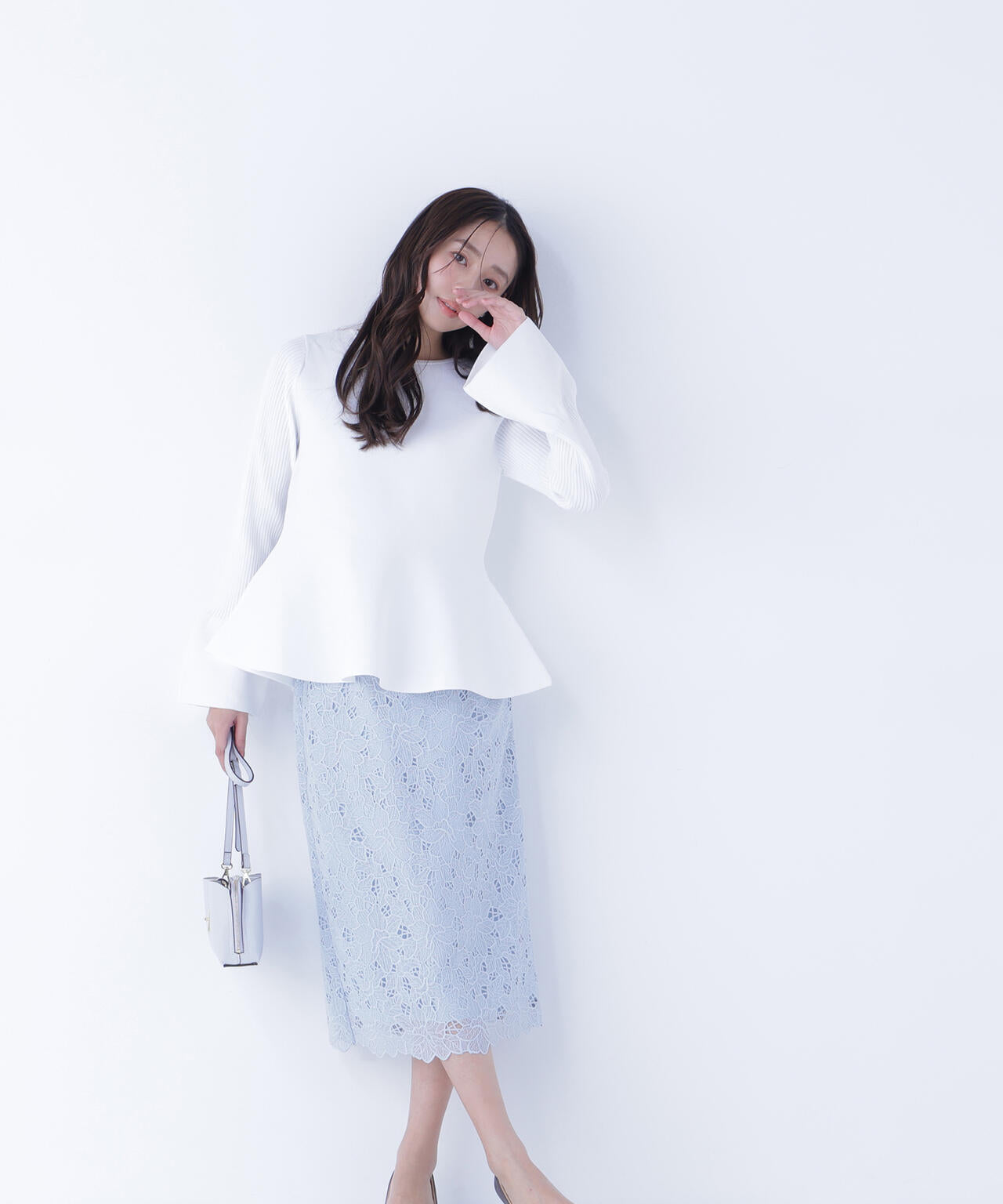 ベルスリーブペプラムニット