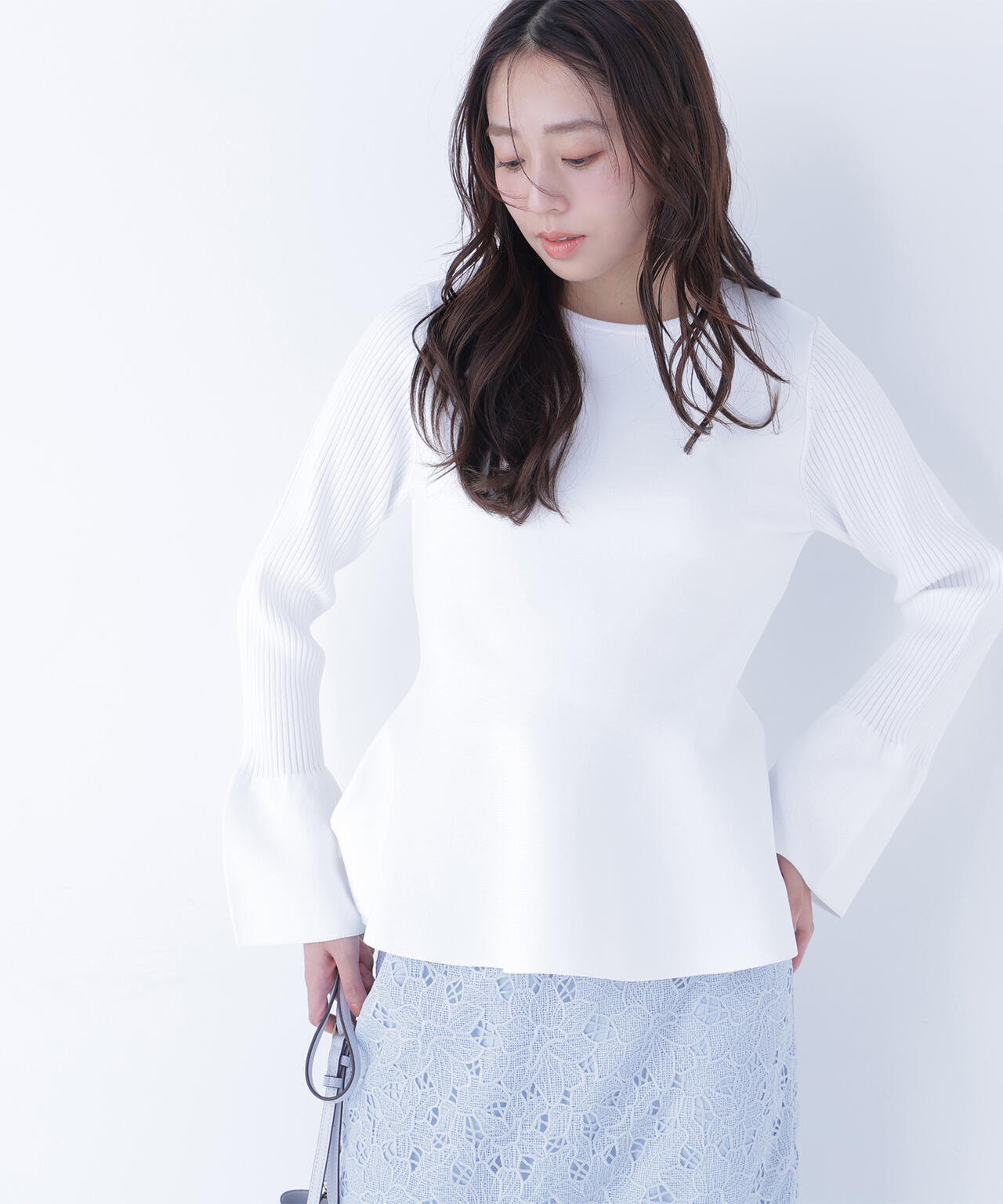 ベルスリーブペプラムニット