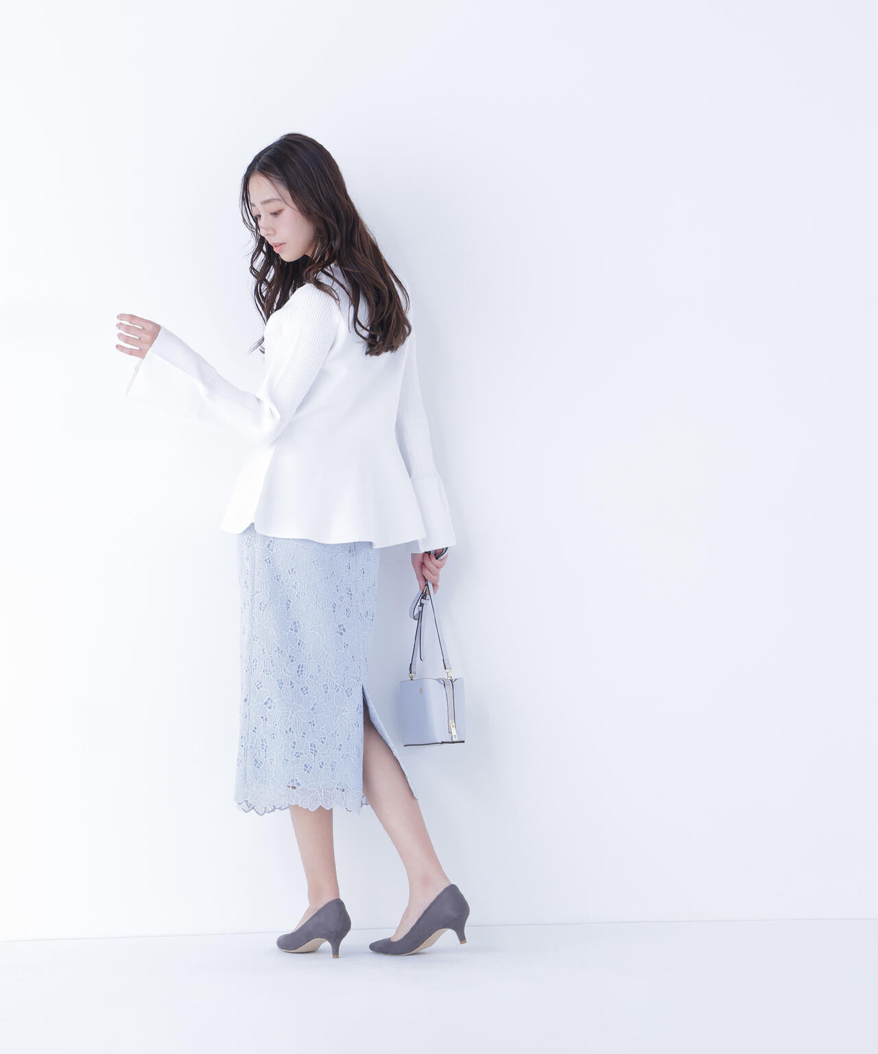 ベルスリーブペプラムニット