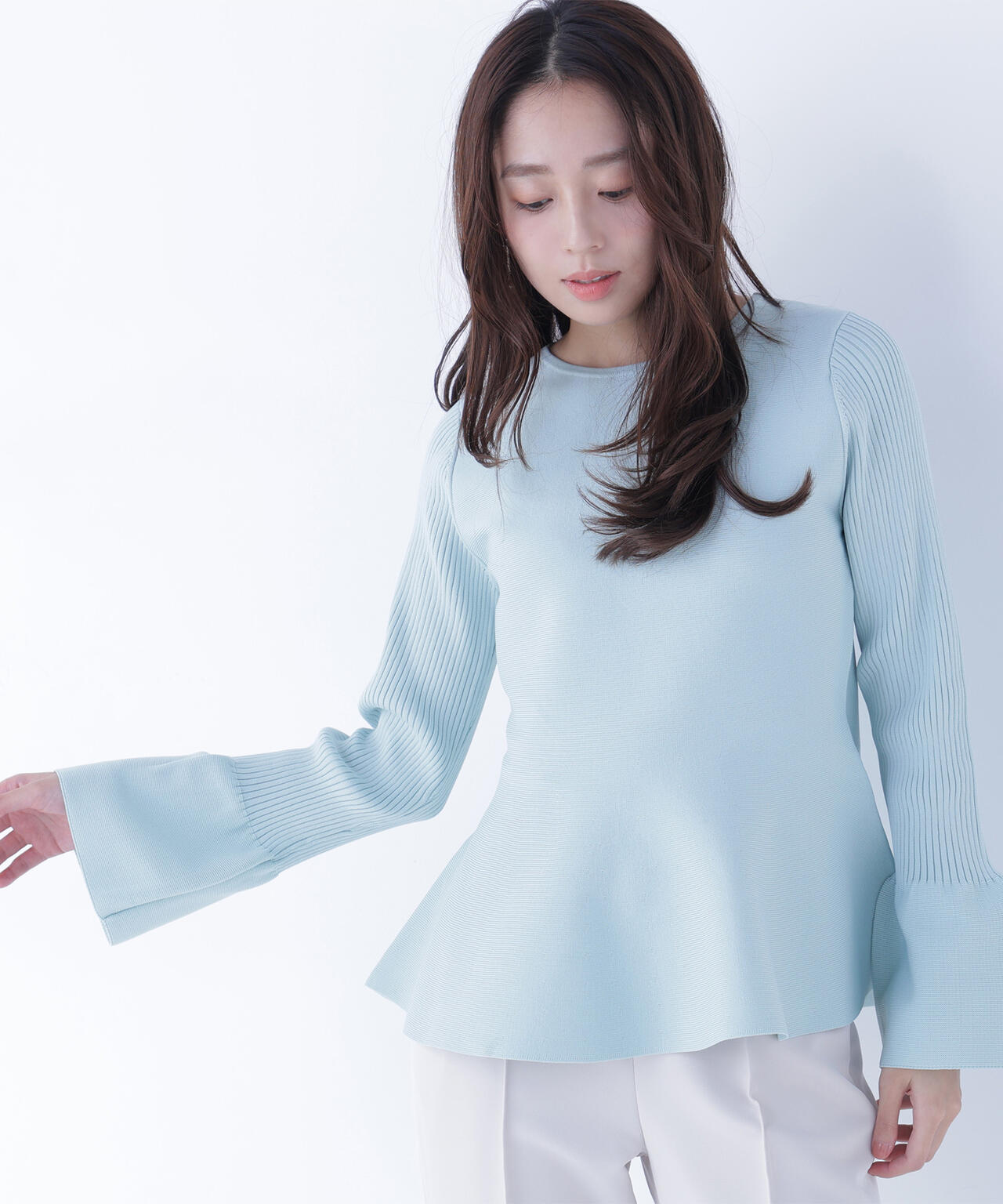 ベルスリーブペプラムニット