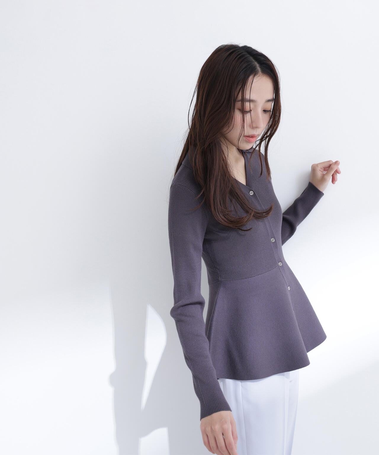 Ｖネックスキッパーリブニット:ﾁｬｺｰﾙ スキッパーペプラムリブニット | NATURAL BEAUTY BASIC（ナチュラル