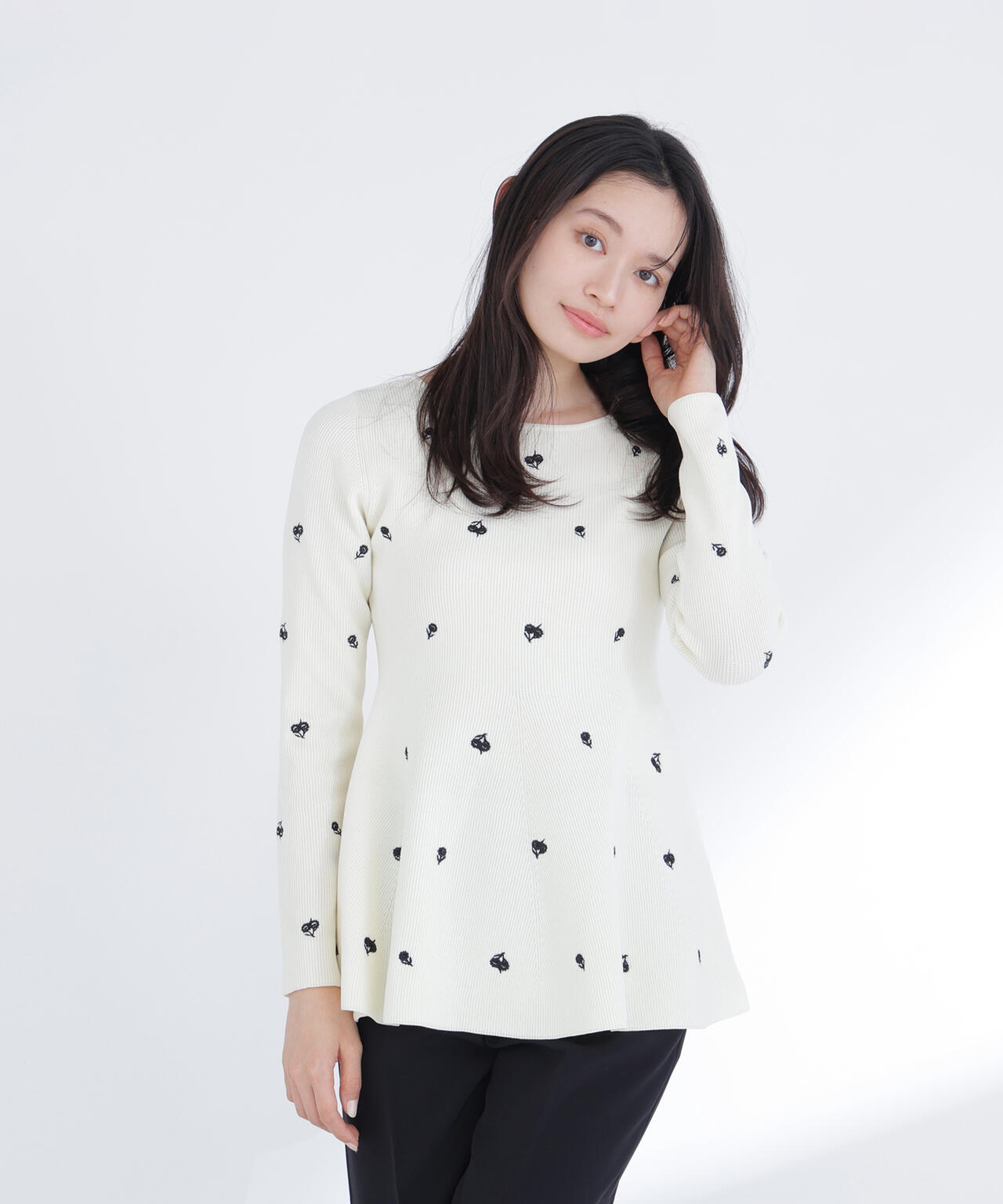 【一部店舗・mix.tokyo 限定カラー：ネイビーベース2】刺繍ペプラムニット