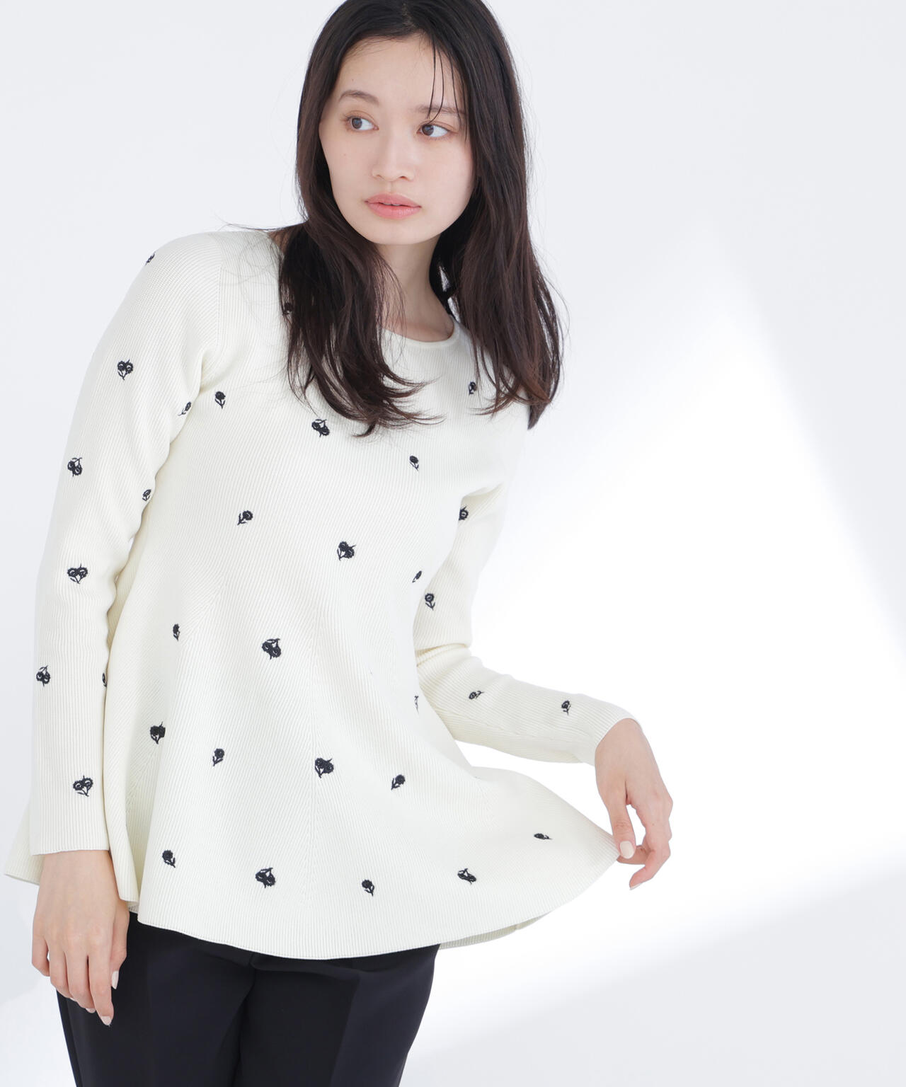 【一部店舗・mix.tokyo 限定カラー：ネイビーベース2】刺繍ペプラムニット