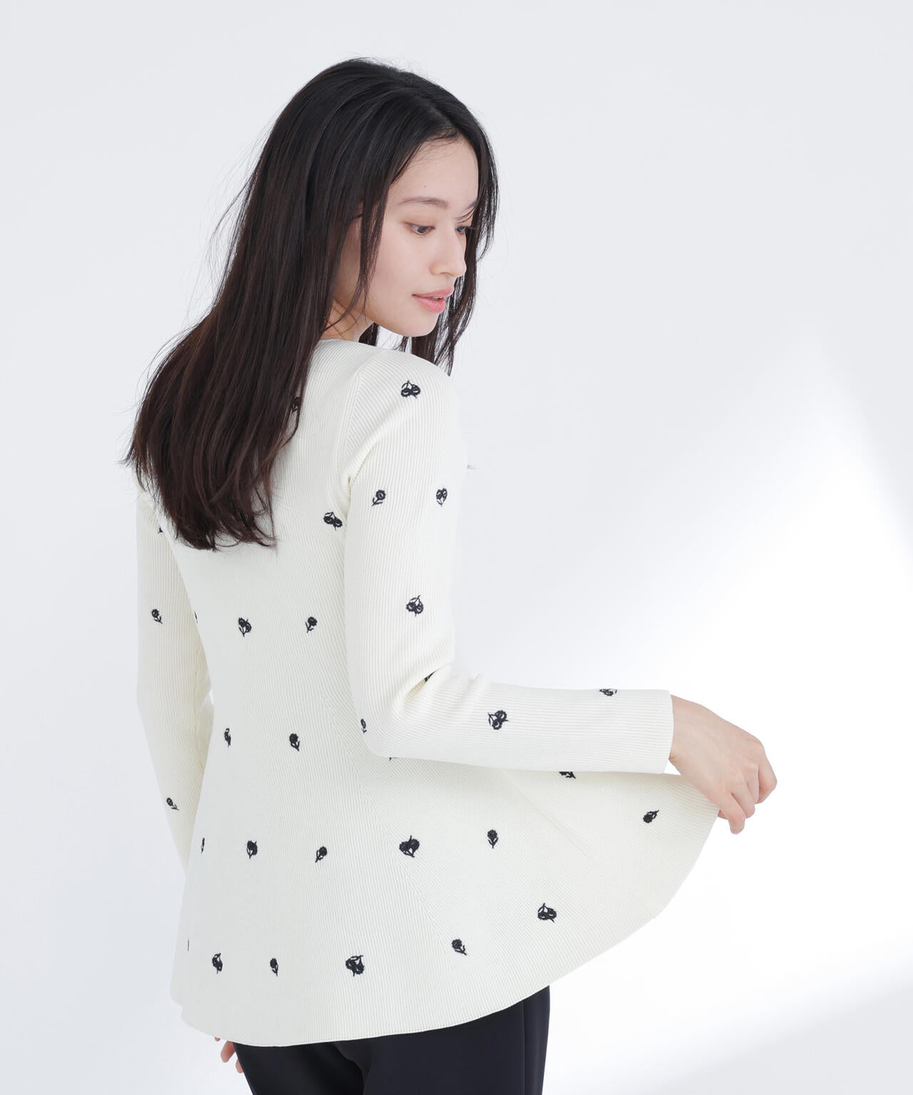 【一部店舗・mix.tokyo 限定カラー：ネイビーベース2】刺繍ペプラムニット