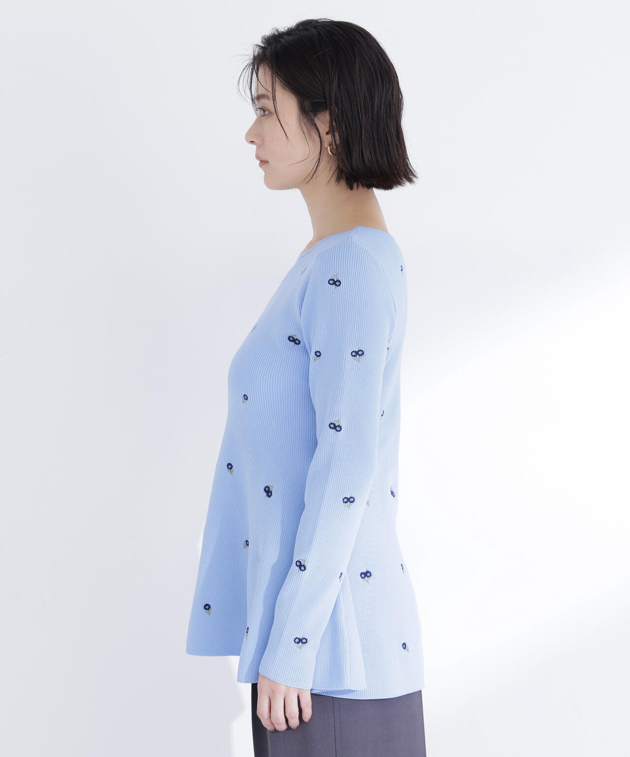 【一部店舗・mix.tokyo 限定カラー：ネイビーベース2】刺繍ペプラムニット