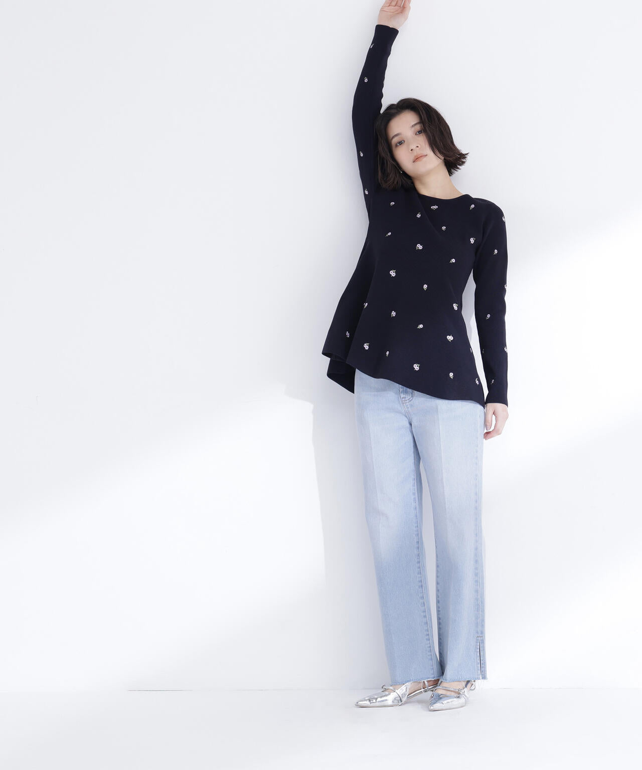 【一部店舗・mix.tokyo 限定カラー：ネイビーベース2】刺繍ペプラムニット