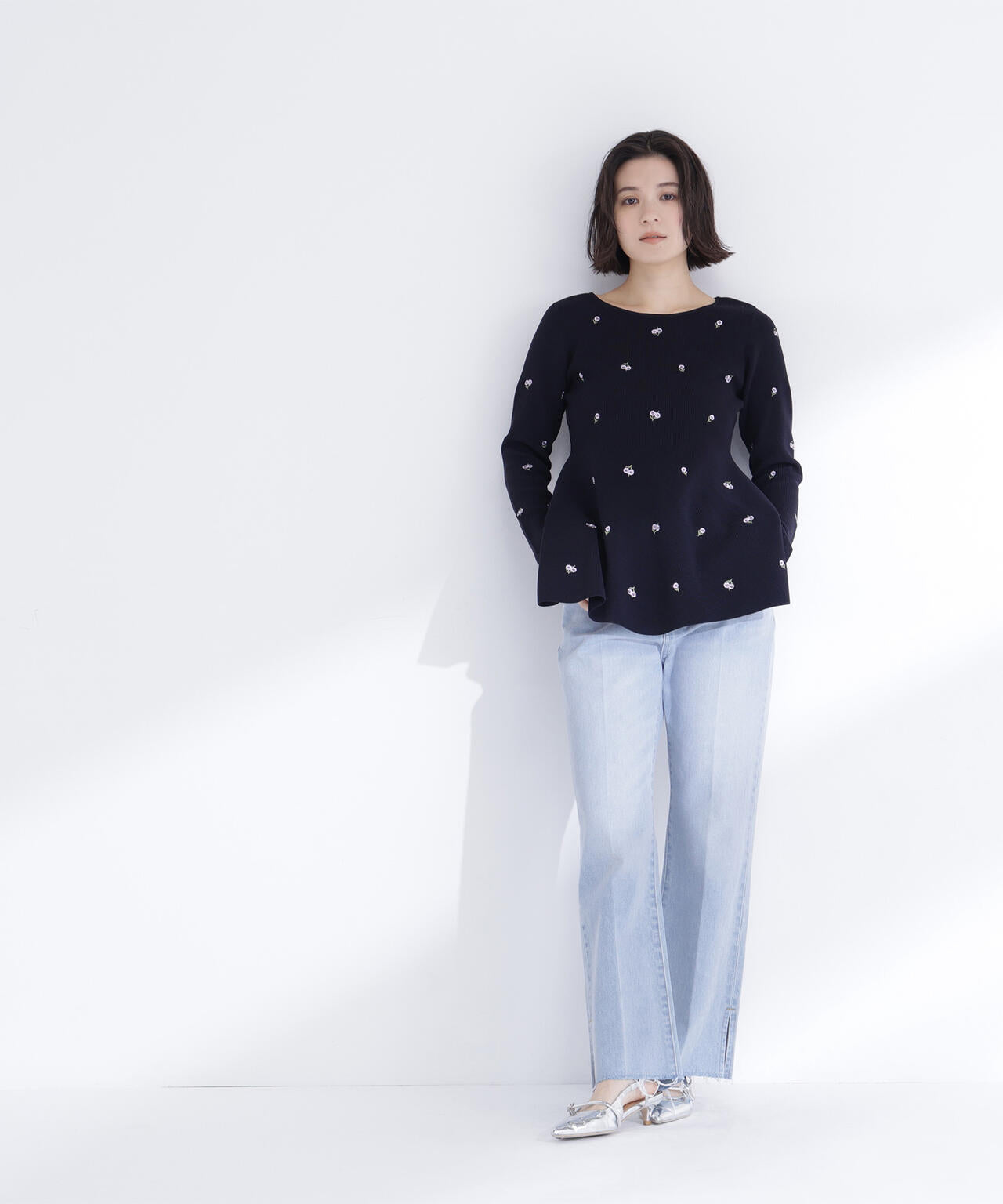 【一部店舗・mix.tokyo 限定カラー：ネイビーベース2】刺繍ペプラムニット