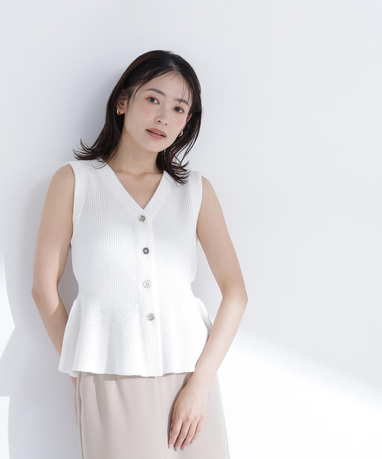 美品♡SHE Tokyo / Owen white 0 ベスト　ジレ　ペプラム メタルボタンペプラムニットジレ | NATURAL BEAUTY BASIC（ナチュラル