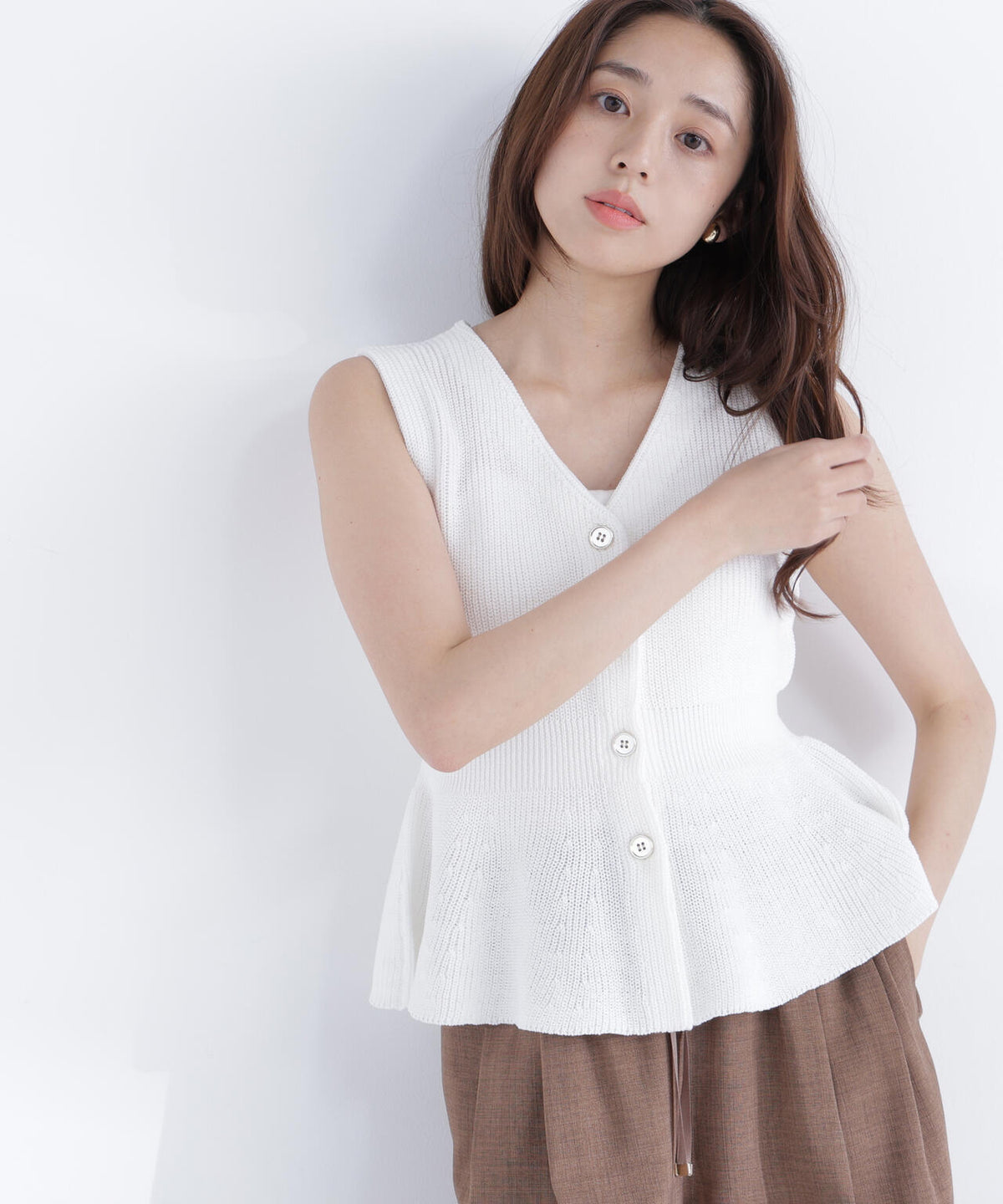 メタルボタンペプラムニットジレ | NATURAL BEAUTY BASIC（ナチュラル 