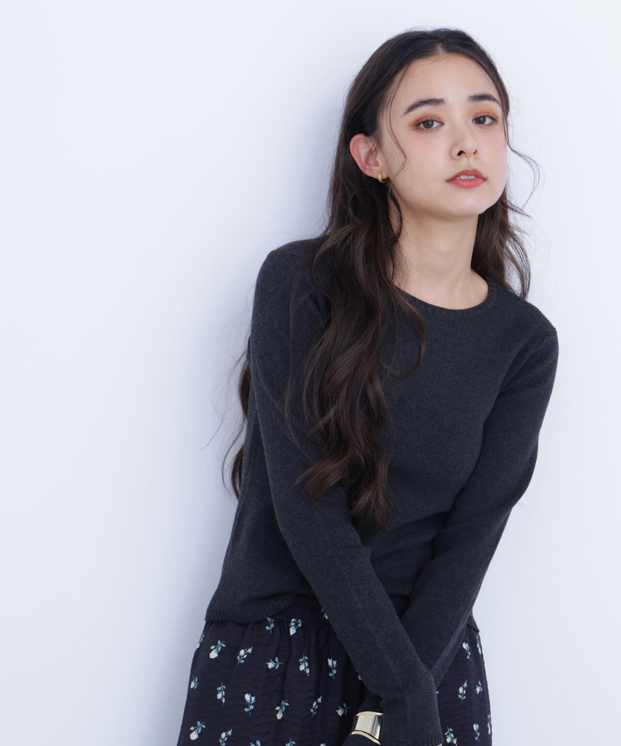 クルーネックリブニット