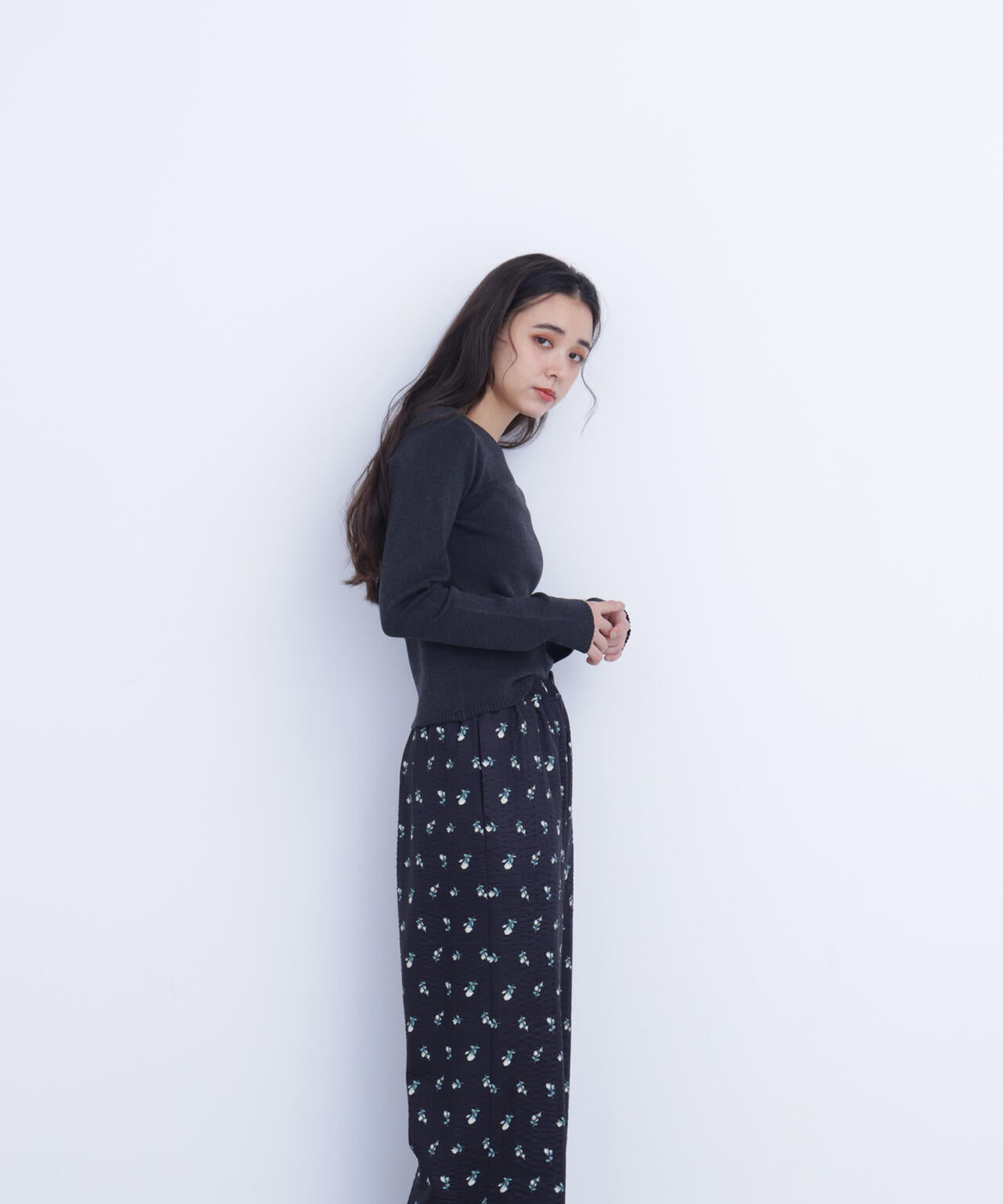 クルーネックリブニット