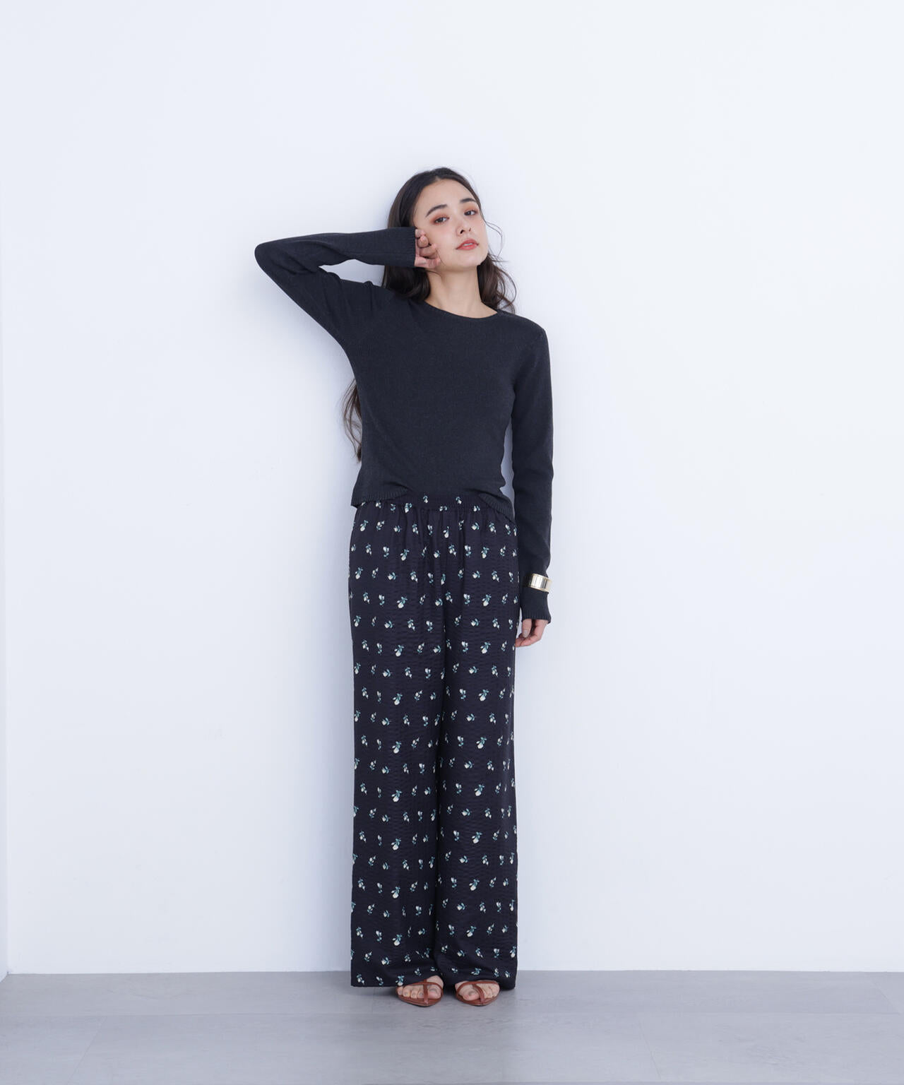 クルーネックリブニット