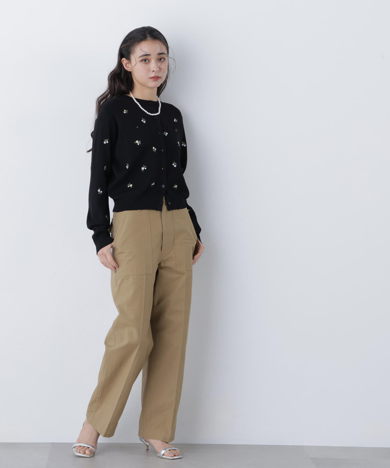 【一部店舗・mix.tokyo 限定カラー：ブラックベース2】フラワー刺繍ポケットカーディガン