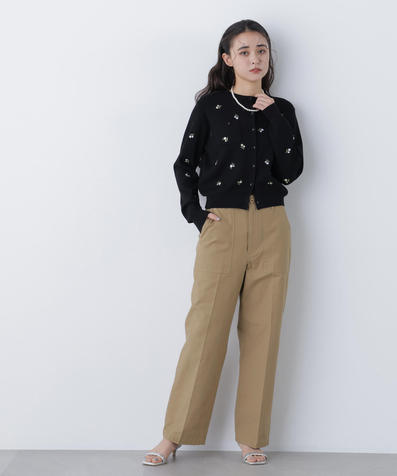 【一部店舗・mix.tokyo 限定カラー：ブラックベース2】フラワー刺繍ポケットカーディガン