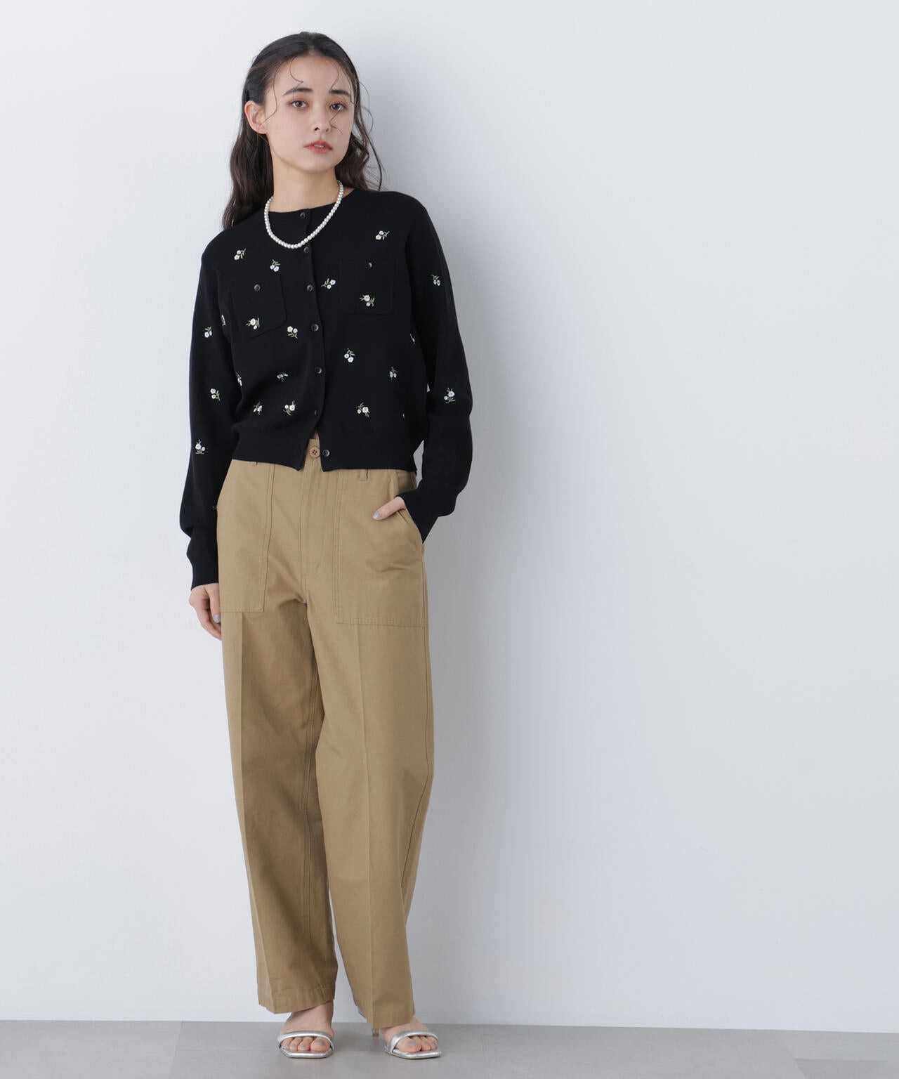 【一部店舗・mix.tokyo 限定カラー：ブラックベース2】フラワー刺繍ポケットカーディガン