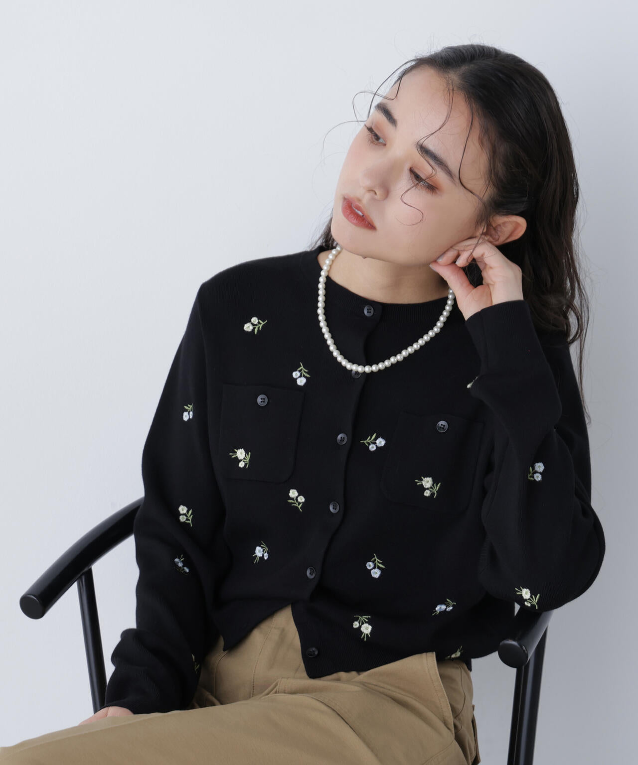 【一部店舗・mix.tokyo 限定カラー：ブラックベース2】フラワー刺繍ポケットカーディガン