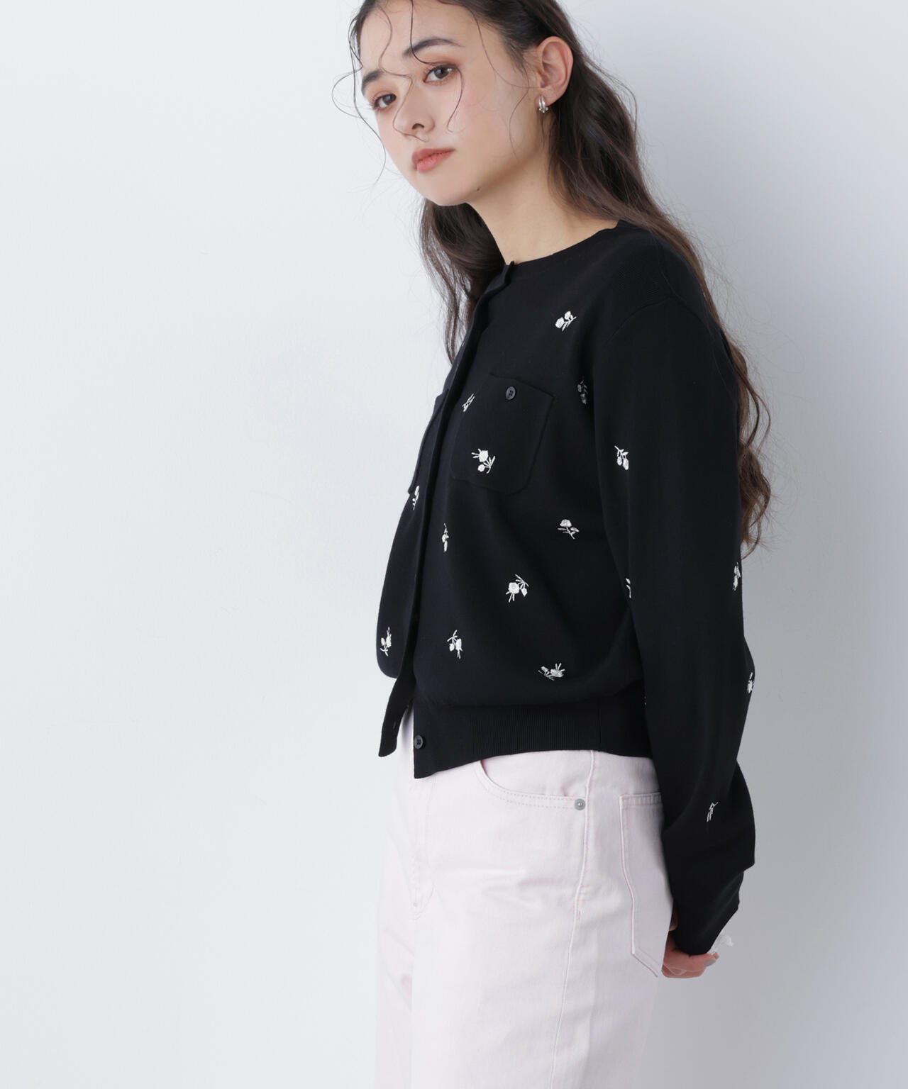 【一部店舗・mix.tokyo 限定カラー：ブラックベース2】フラワー刺繍ポケットカーディガン