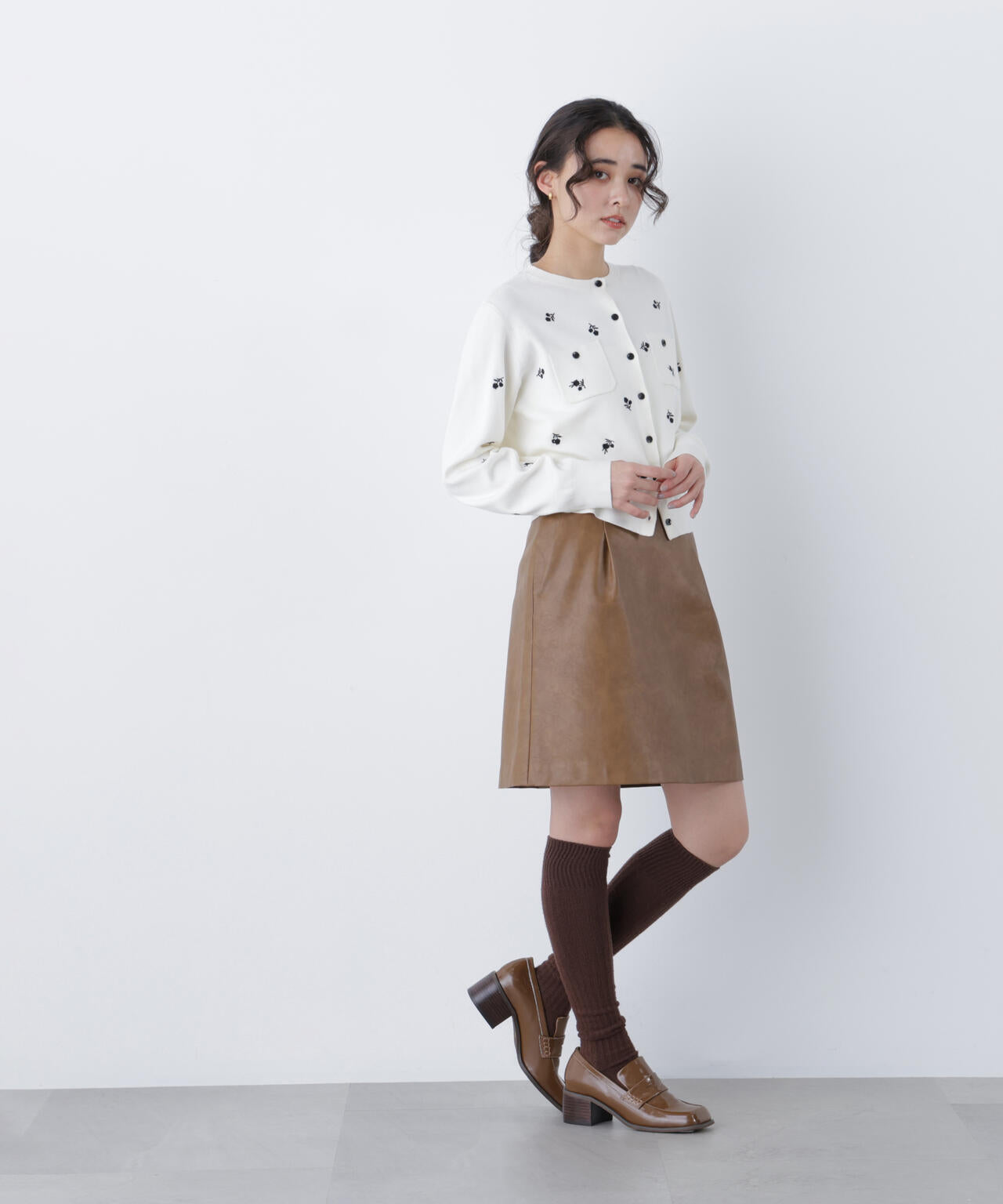 【一部店舗・mix.tokyo 限定カラー：ブラックベース2】フラワー刺繍ポケットカーディガン