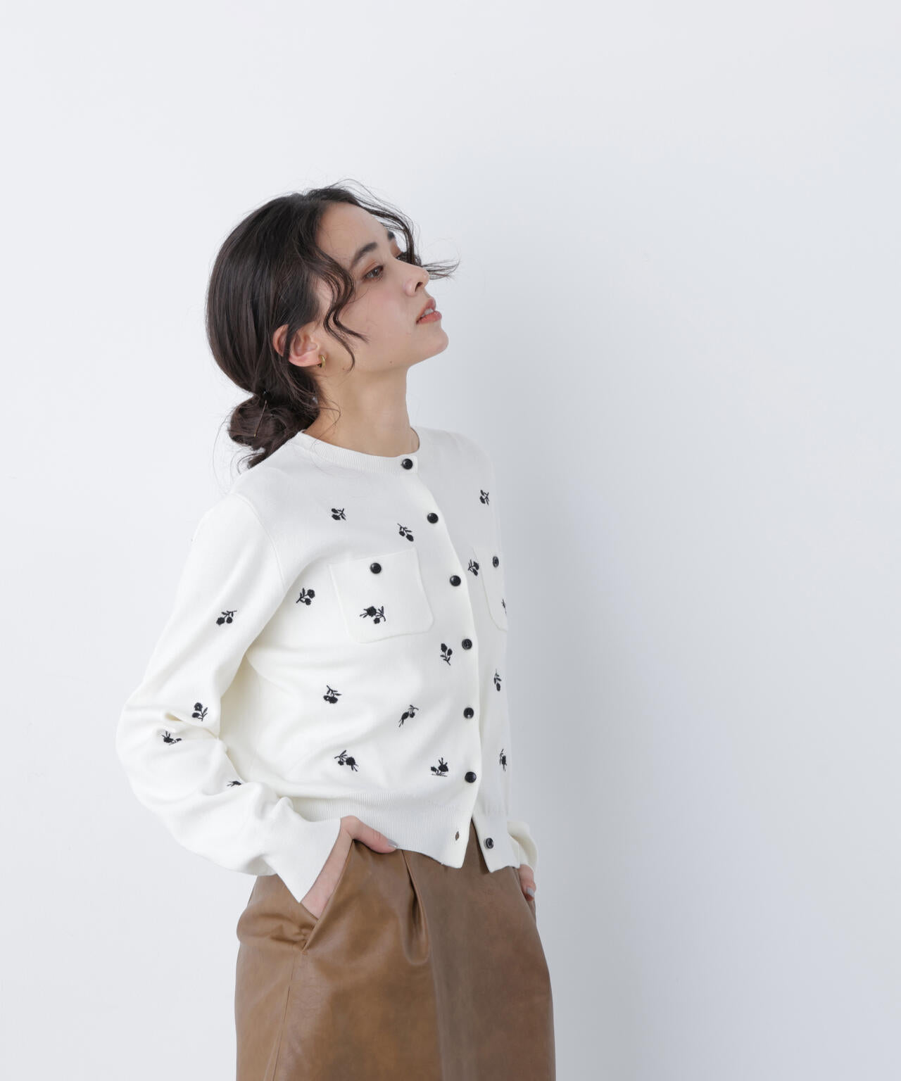 【一部店舗・mix.tokyo 限定カラー：ブラックベース2】フラワー刺繍ポケットカーディガン