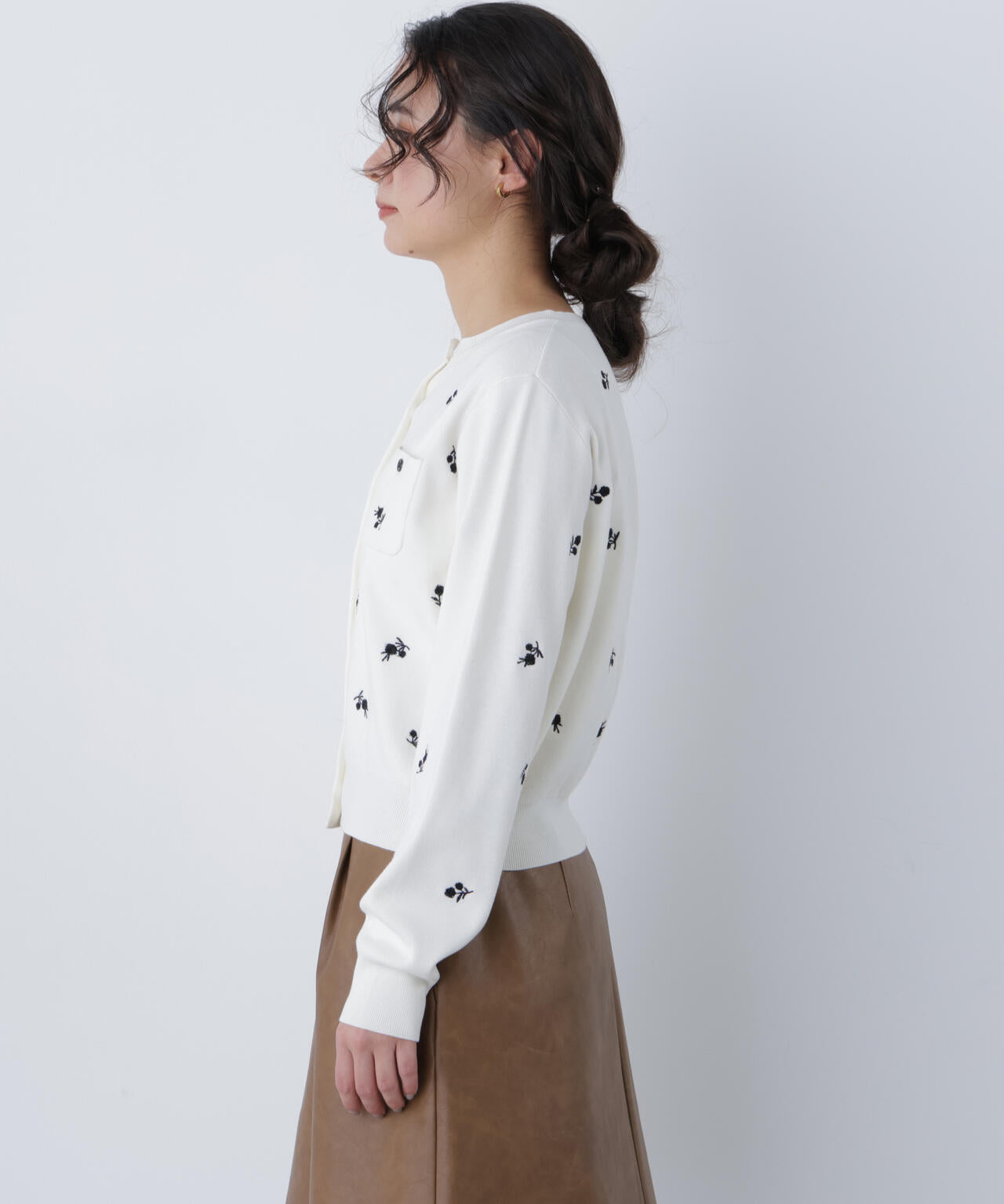 【一部店舗・mix.tokyo 限定カラー：ブラックベース2】フラワー刺繍ポケットカーディガン