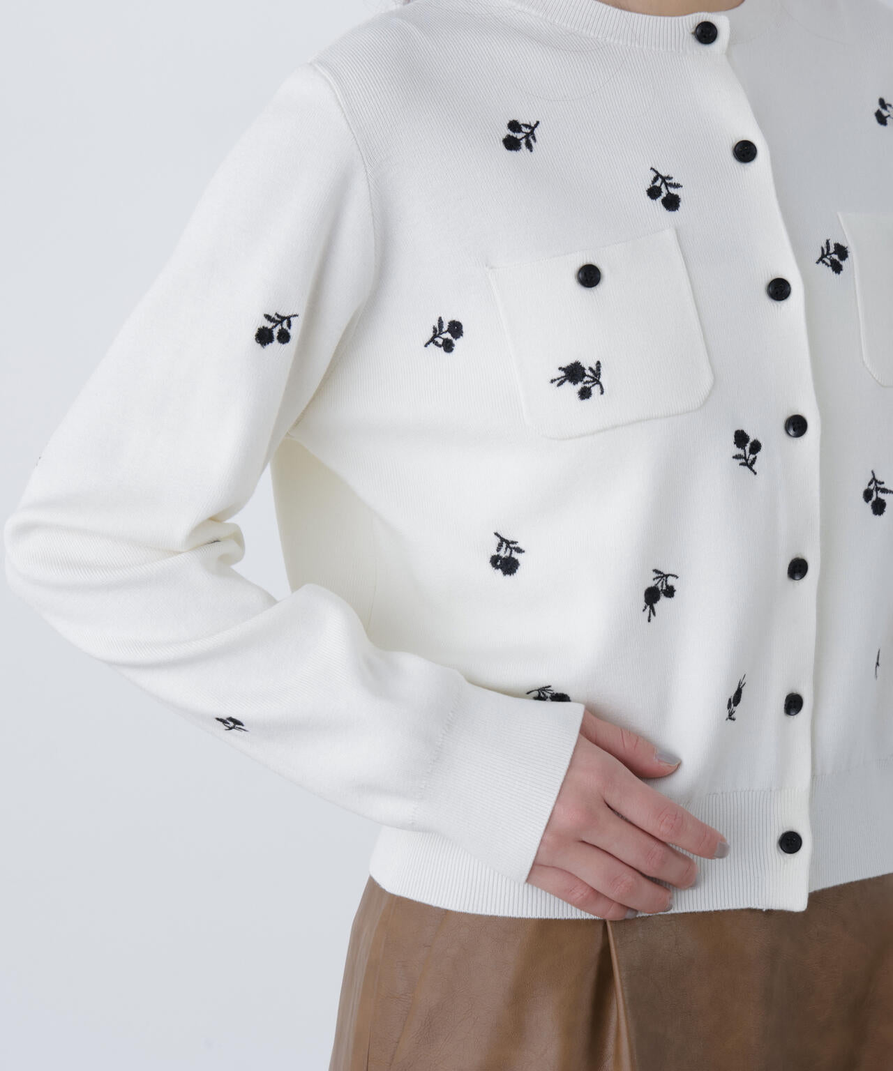 【一部店舗・mix.tokyo 限定カラー：ブラックベース2】フラワー刺繍ポケットカーディガン