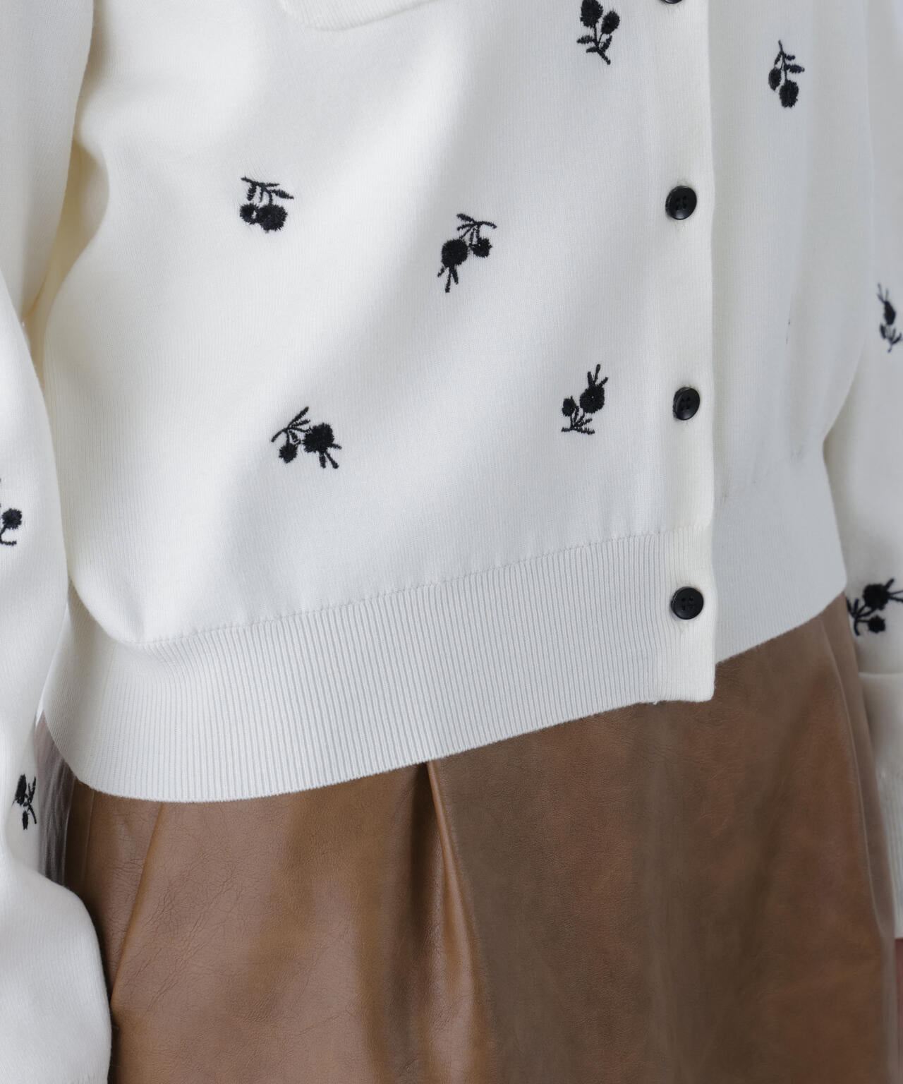 【一部店舗・mix.tokyo 限定カラー：ブラックベース2】フラワー刺繍ポケットカーディガン