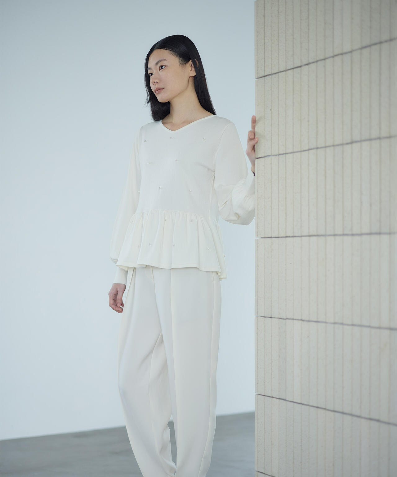 【新品未使用】IENA/ﾊﾟｰﾙ付きﾍﾟﾌﾟﾗﾑﾆｯﾄ/ﾎﾜｲﾄ IENA（イエナ）の「《追加》パール付きペプラムニット◇（ニット