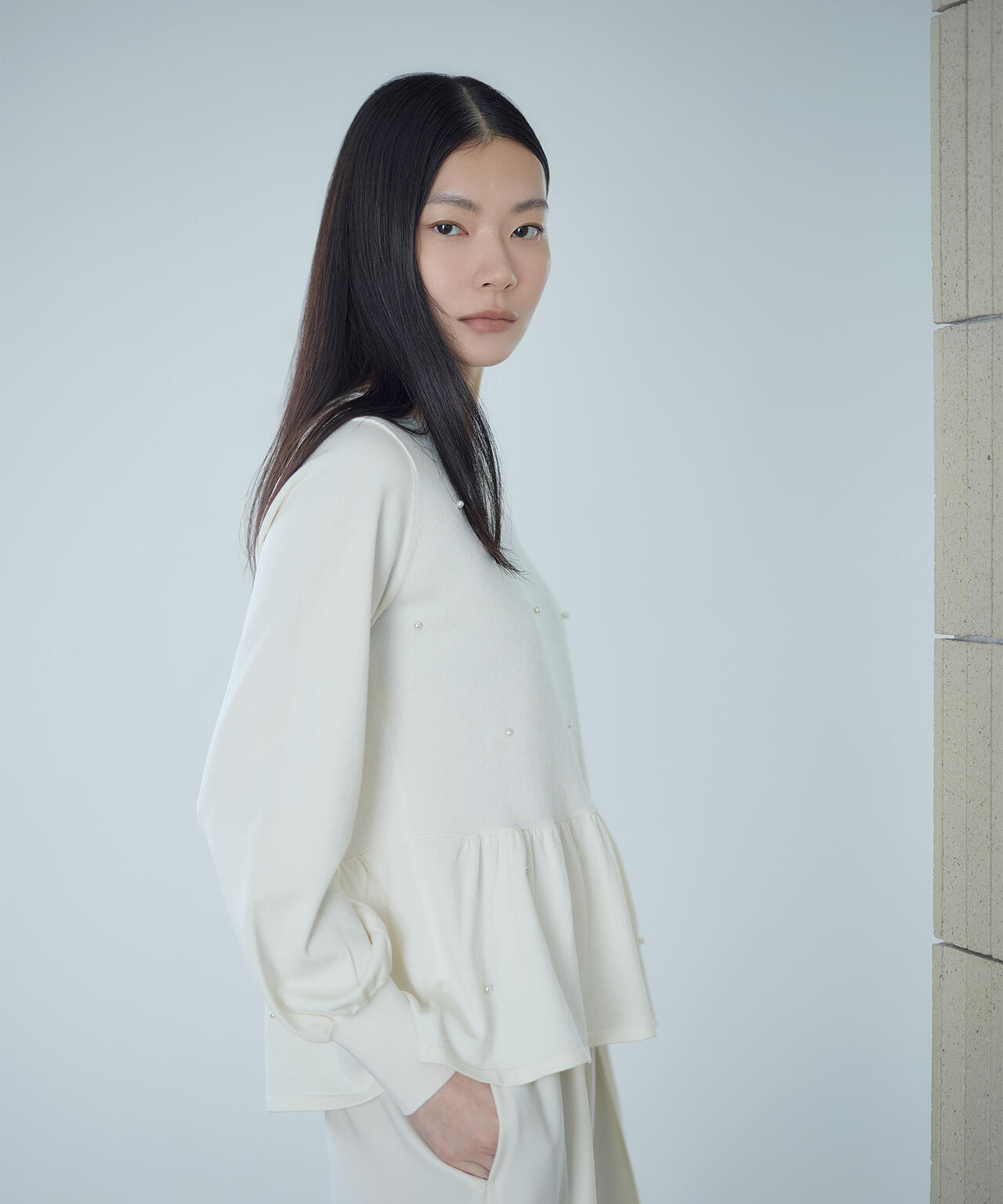 瞬間コーデ】着るジュエリー。前後で着られるパール付きペプラムニット