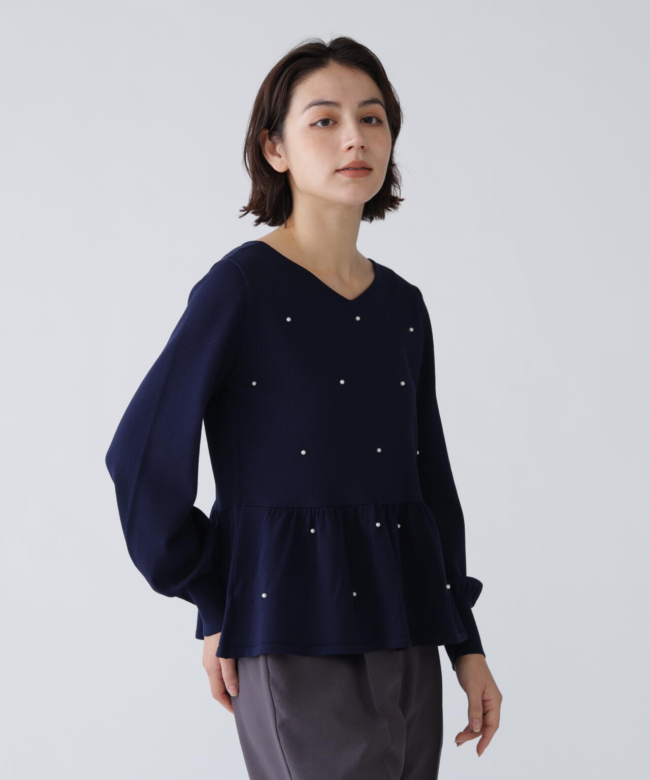 瞬間コーデ】着るジュエリー。前後で着られるパール付きペプラムニット