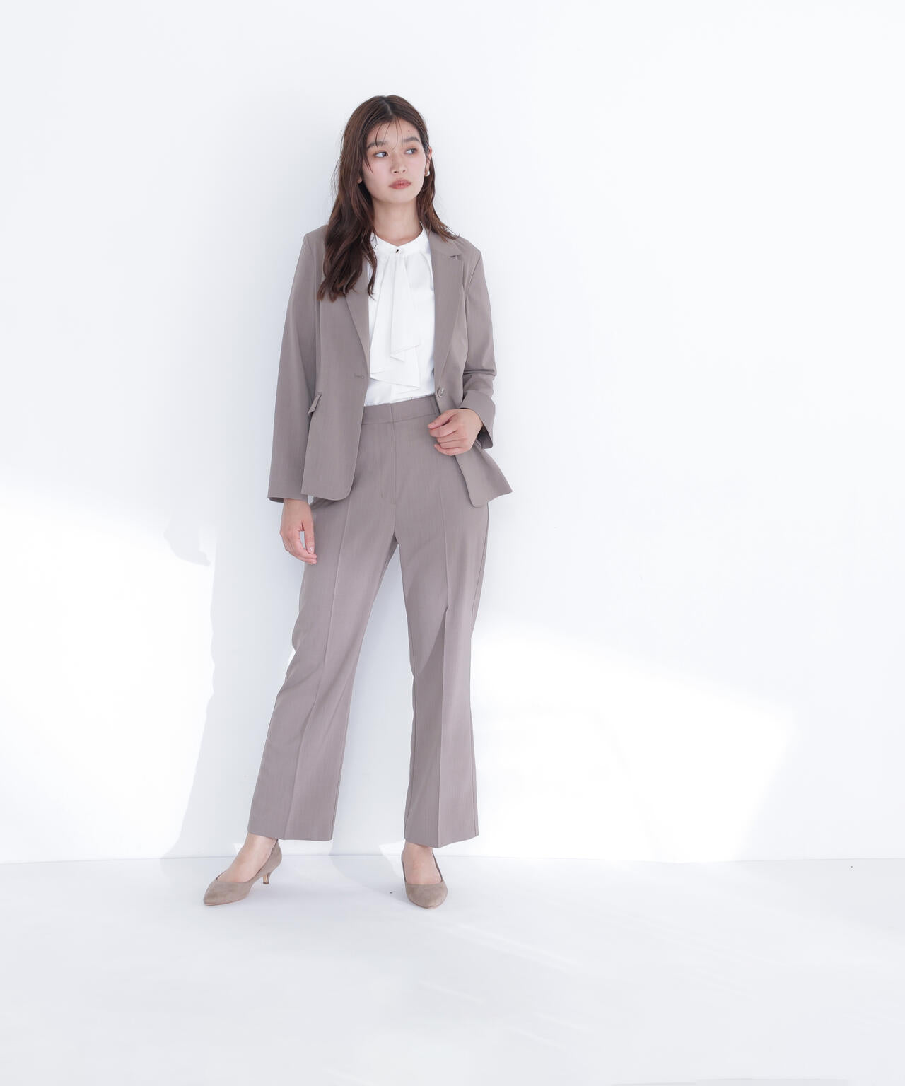 ナチュラルビューティーベーシック　パンツスーツ上下　ライトグレー　M 夏 サマードライタッチ SETUP ノータックパンツ | NATURAL BEAUTY BASIC
