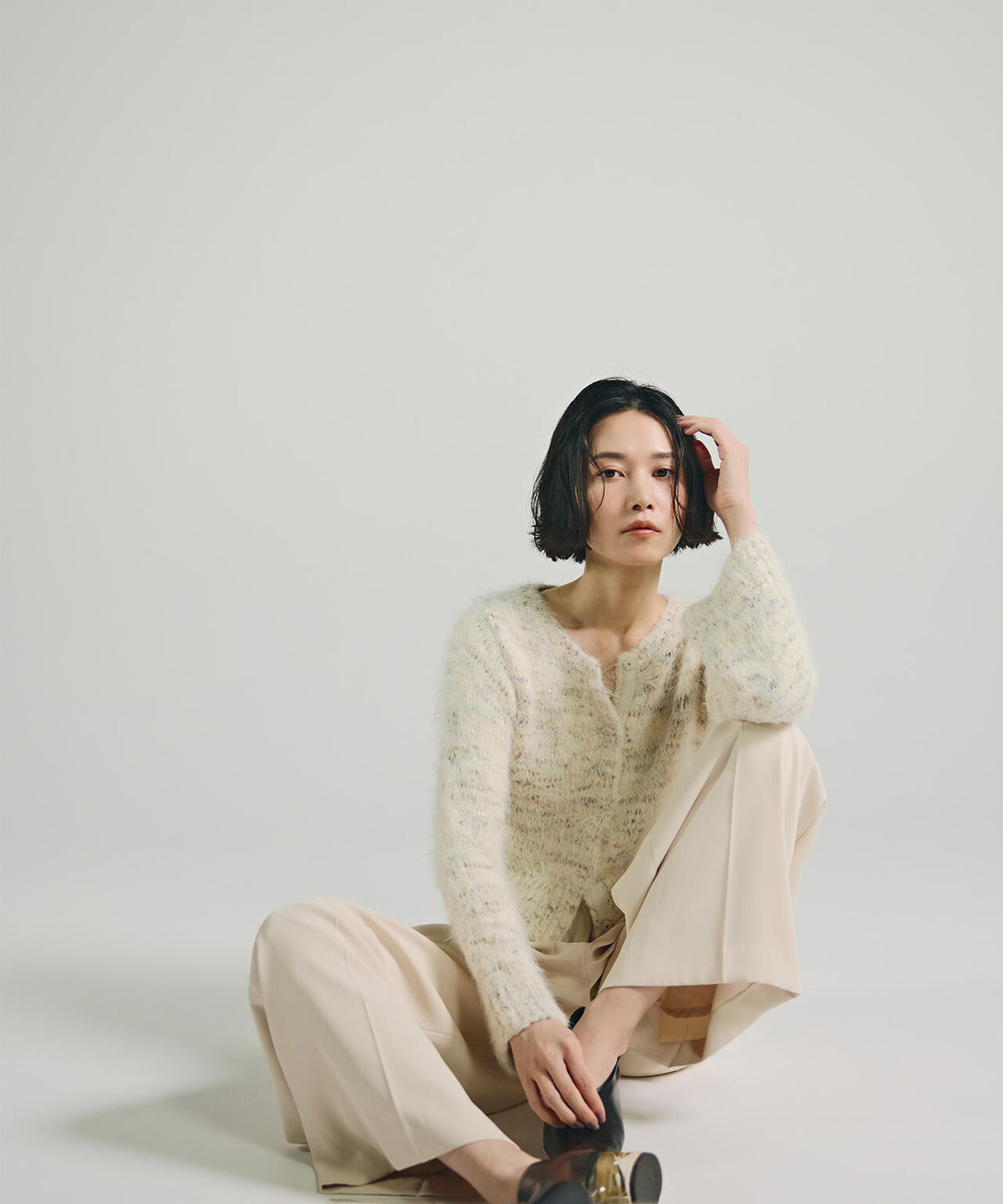 ＜骨格ウェーブにおすすめ＞羽織るだけで華やかにリボンフェザーニット