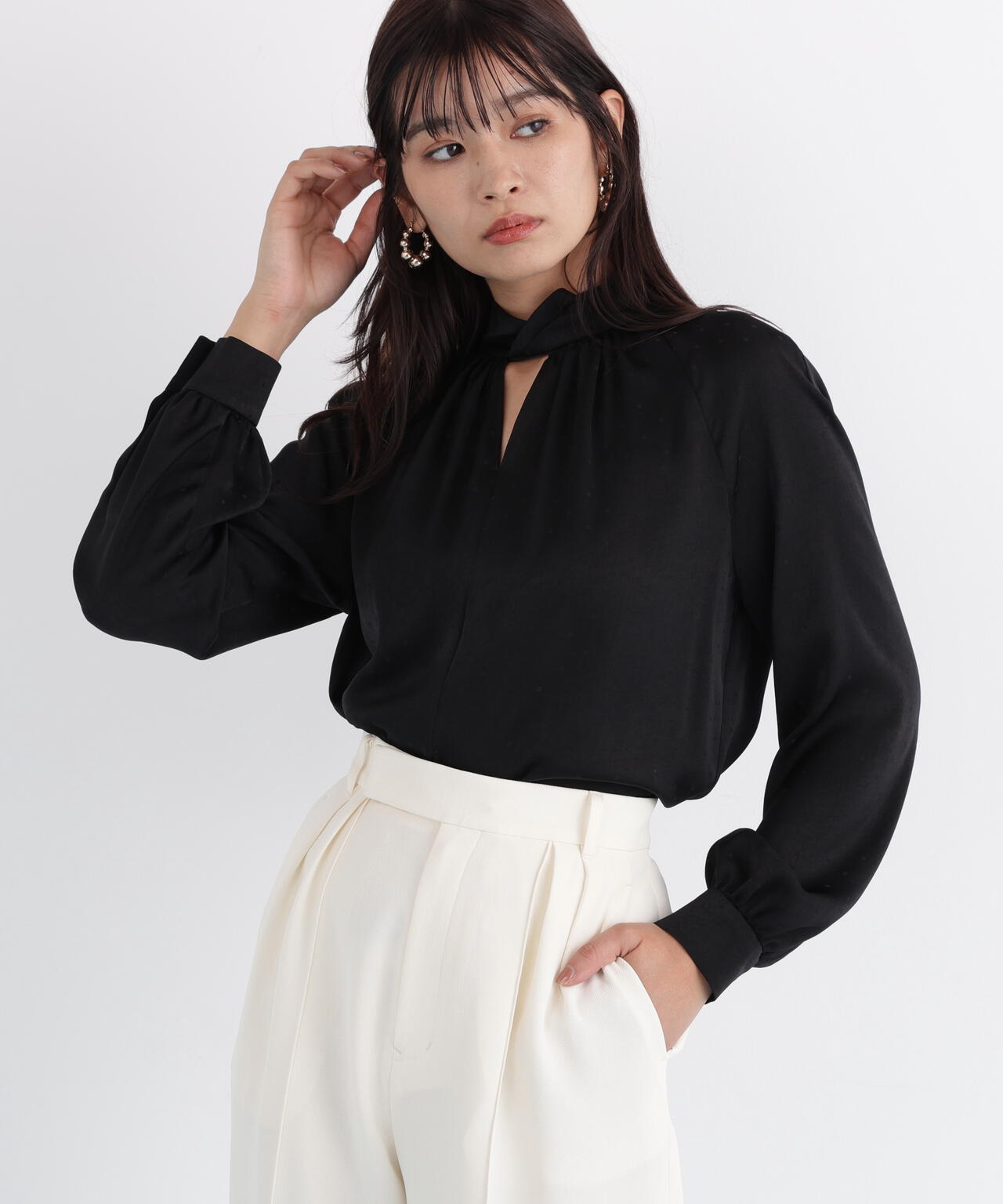 ギャザーネックドットジャガードブラウス