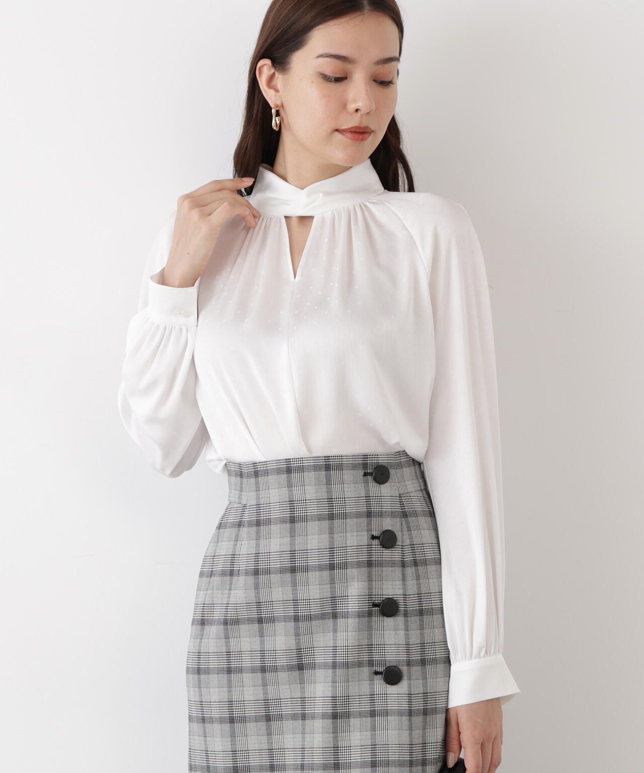 ギャザーネックドットジャガードブラウス