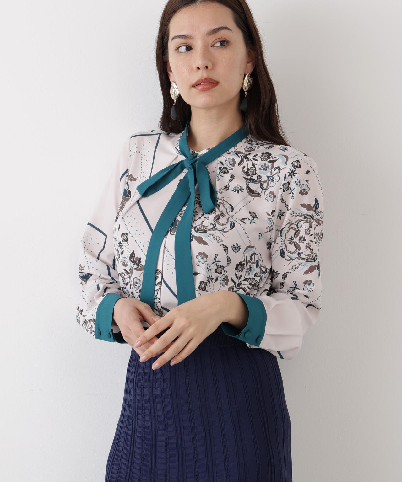 フローラルスカーフプリントブラウス