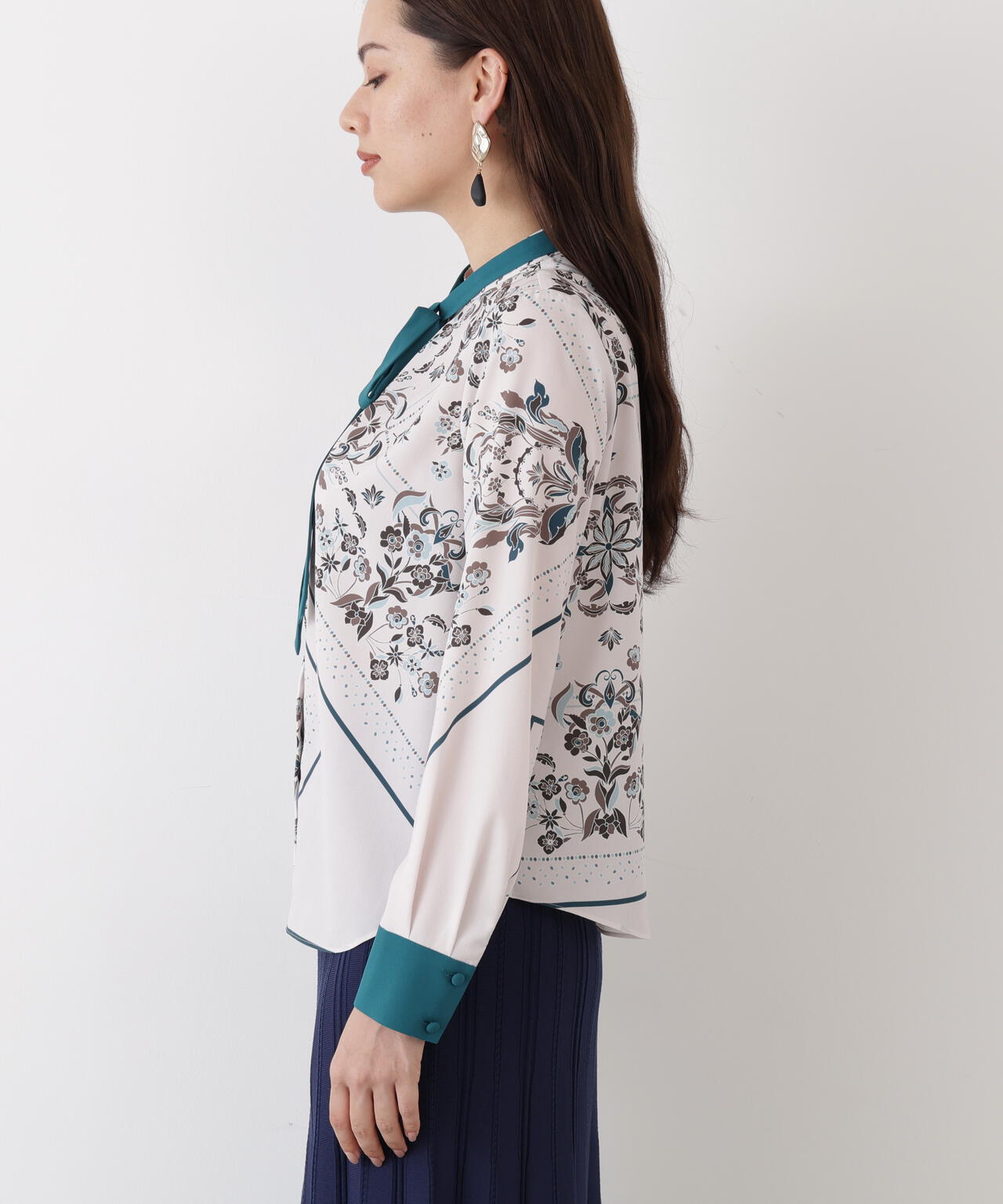 新品タグ付き✨️ピンキーアンドダイアン 23AW スカーフプリントブラウス ブルー PINKY&DIANNE（ピンキーアンドダイアン）の「◇スカーフプリント