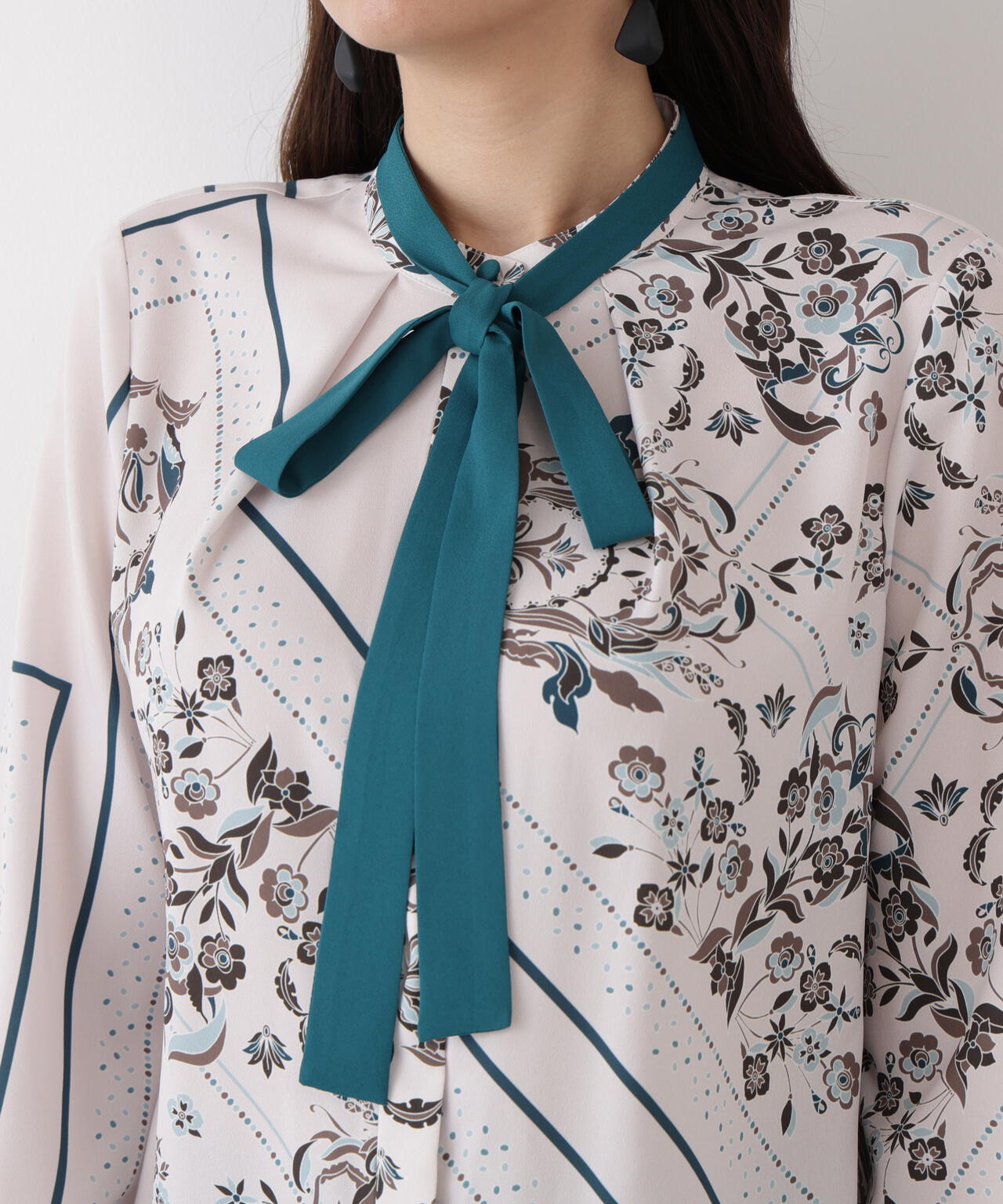 フローラルスカーフプリントブラウス