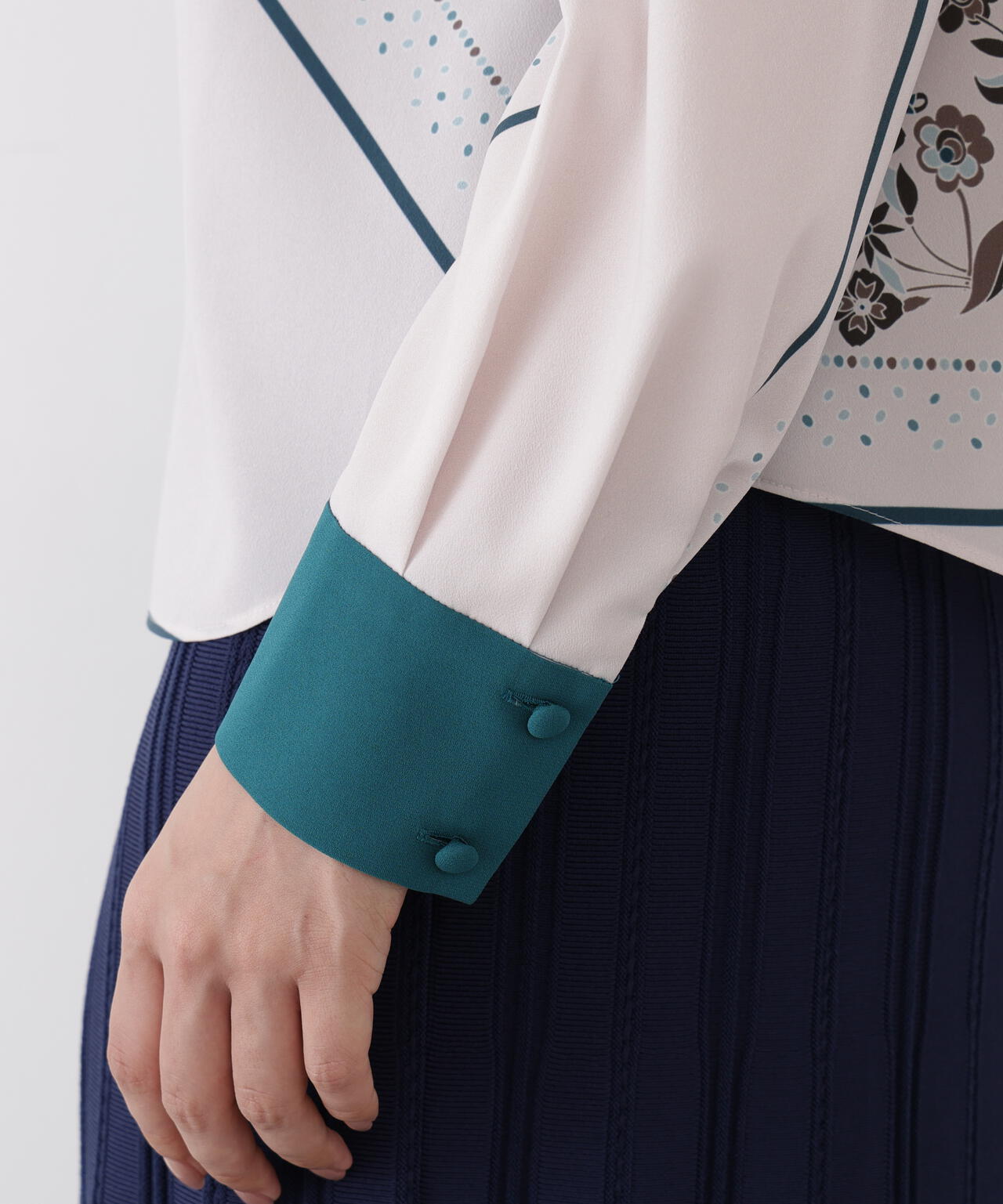 フローラルスカーフプリントブラウス