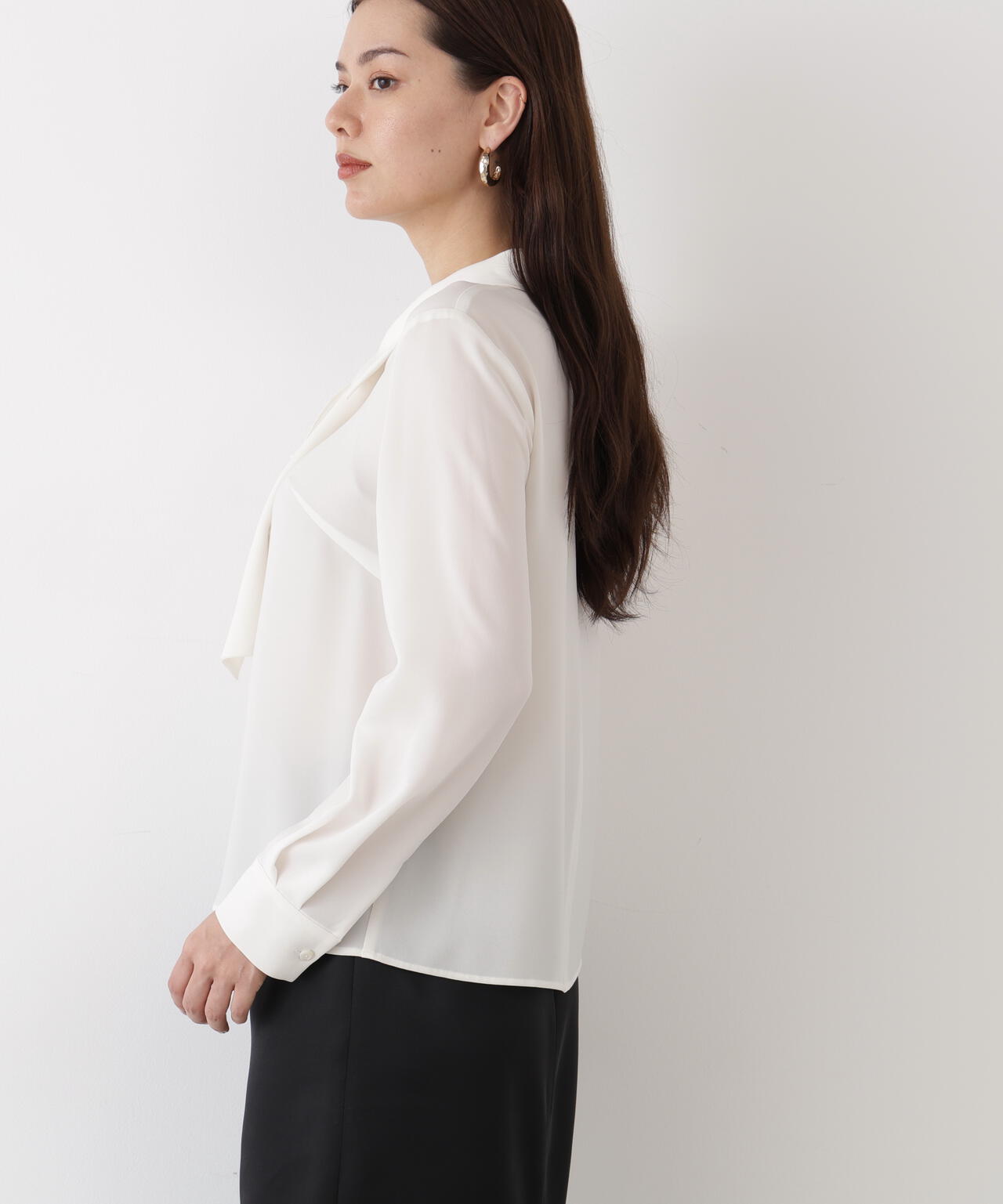 ラッフルボウタイブラウス