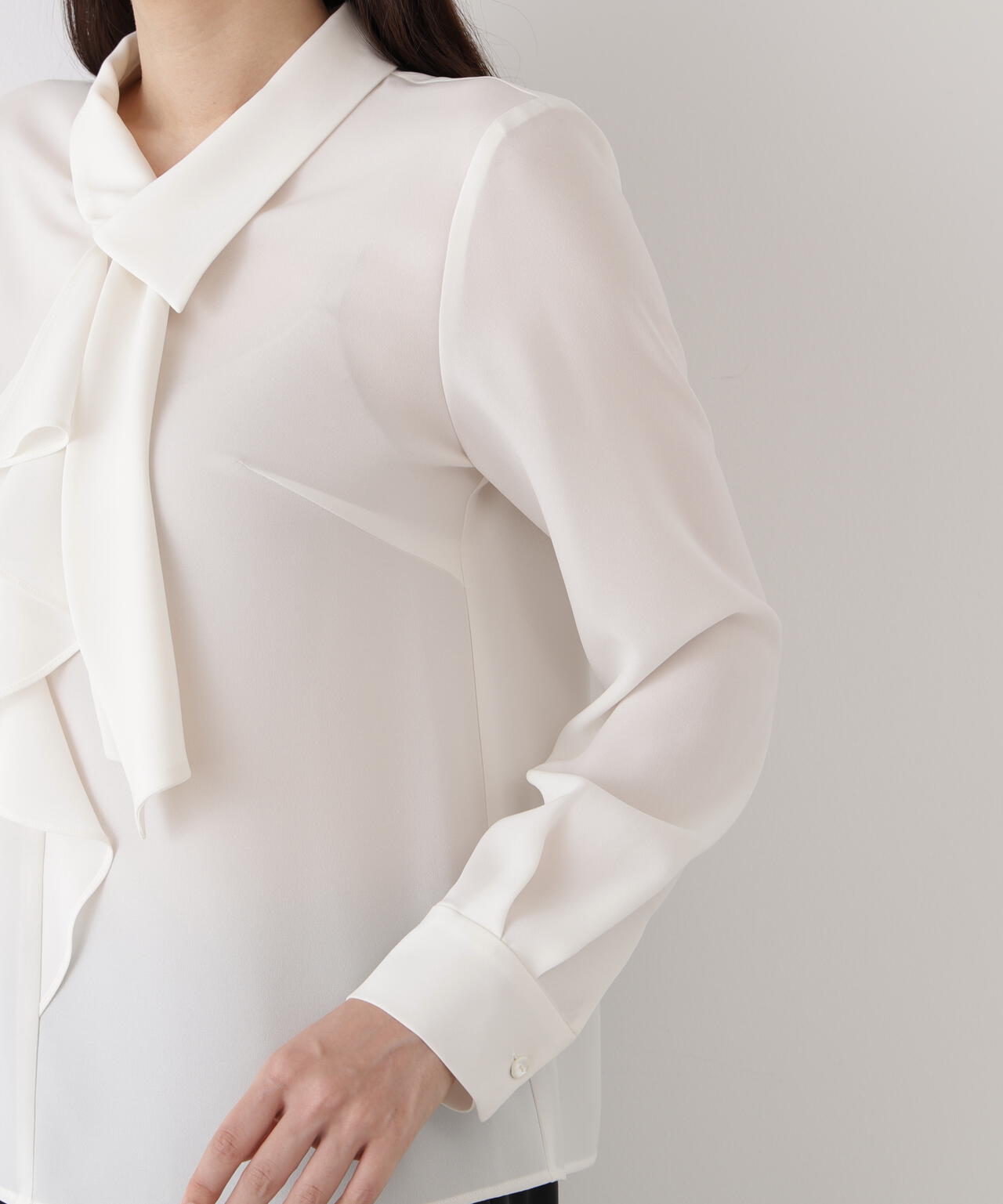 ラッフルボウタイブラウス