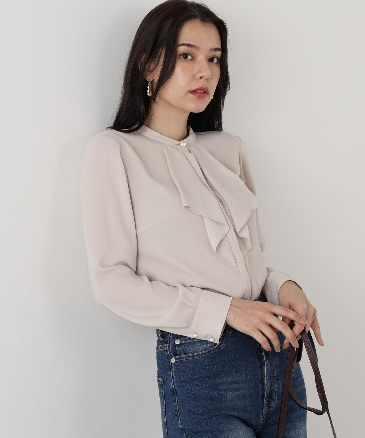 フロントラッフルパール釦ブラウス