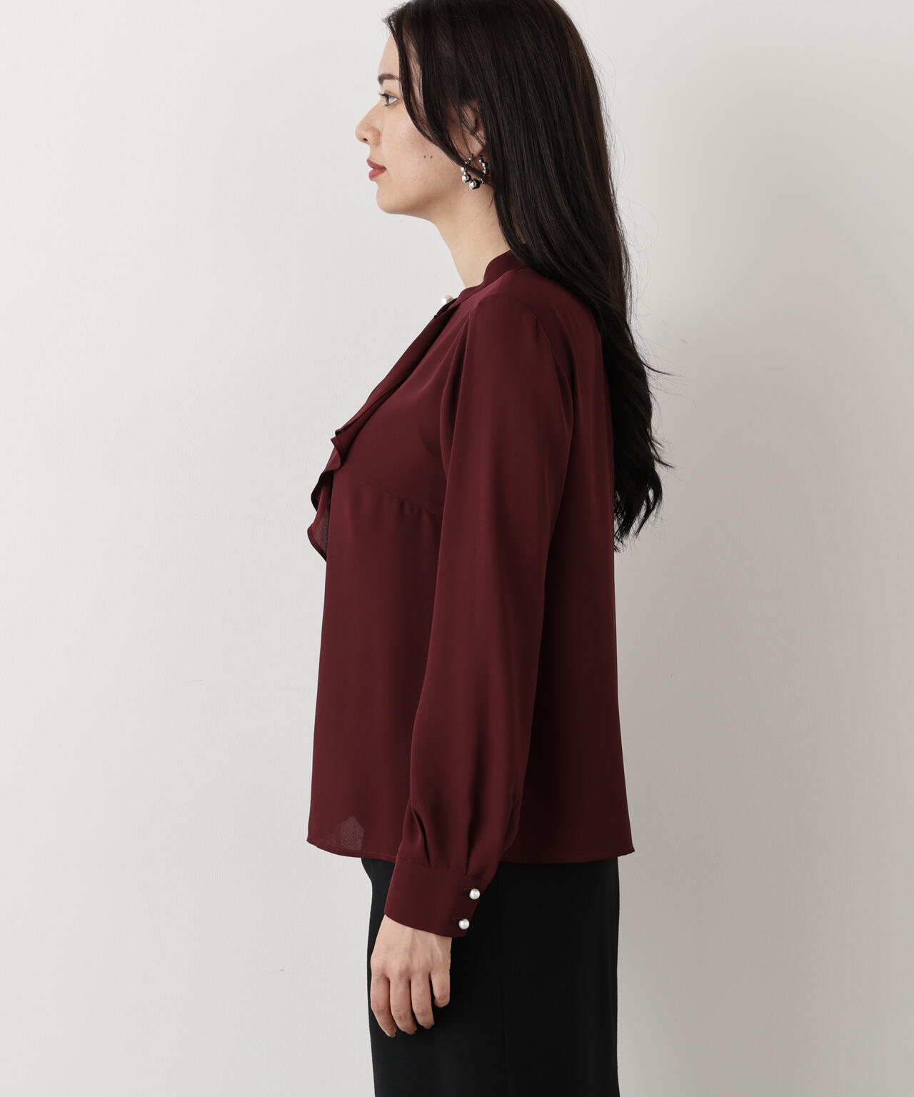 フロントラッフルパール釦ブラウス